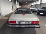 Mercedes-Benz SL 560 R107 - silberne Mercedes-Benz SL 560