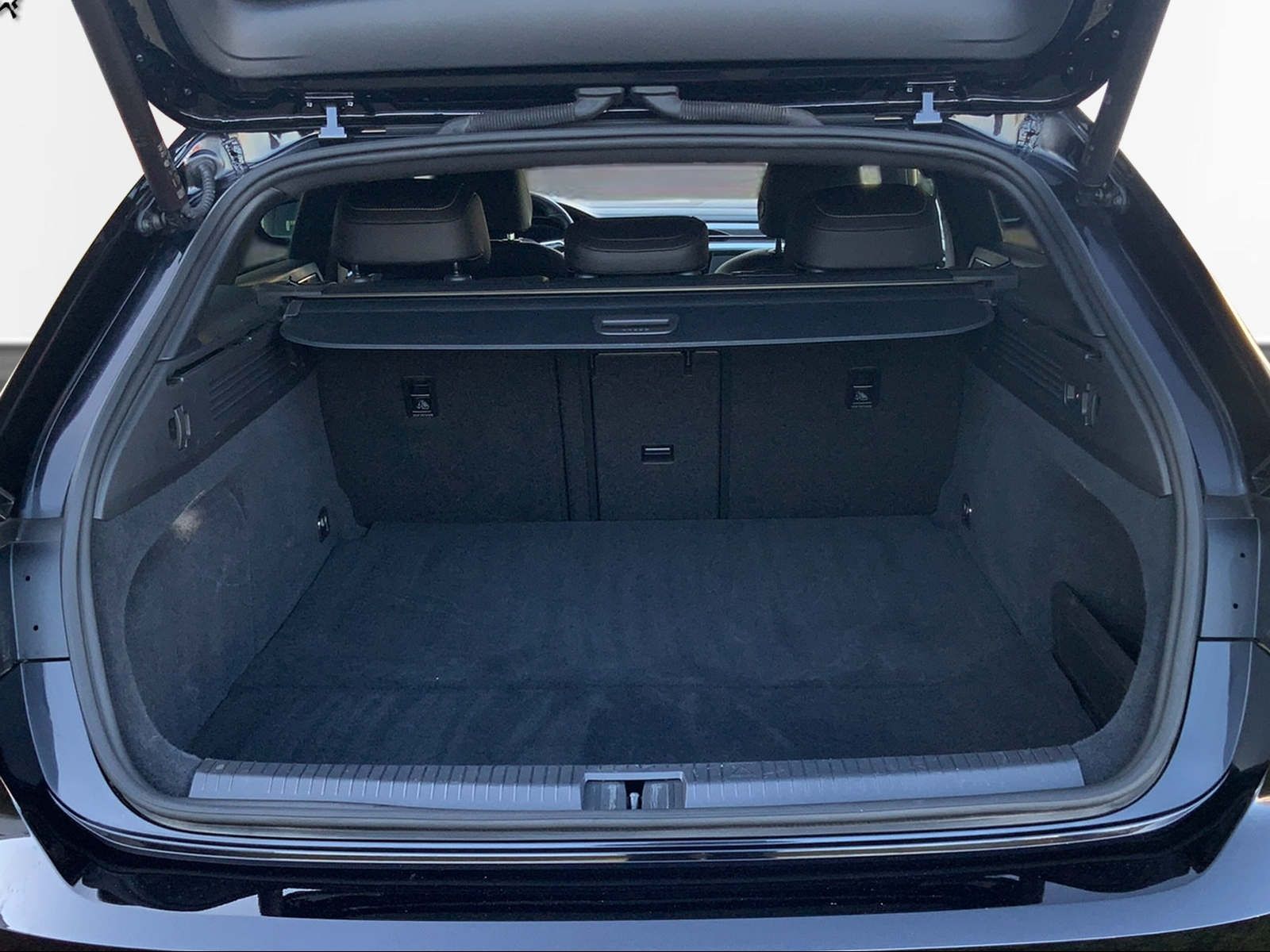 Arteon Shoo Brake 1.4 eHyb R-Line,SHZ,RFK,NAV.