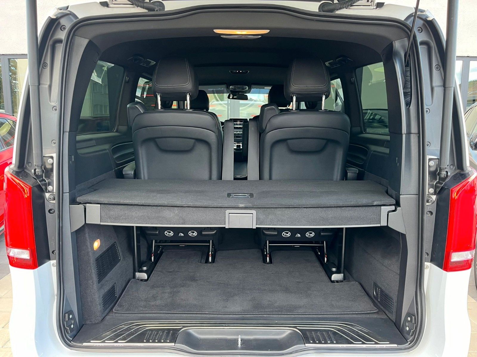 Fahrzeugabbildung Mercedes-Benz V 300d Avantgarde Edition Lang* AMG*AHK*Memory*