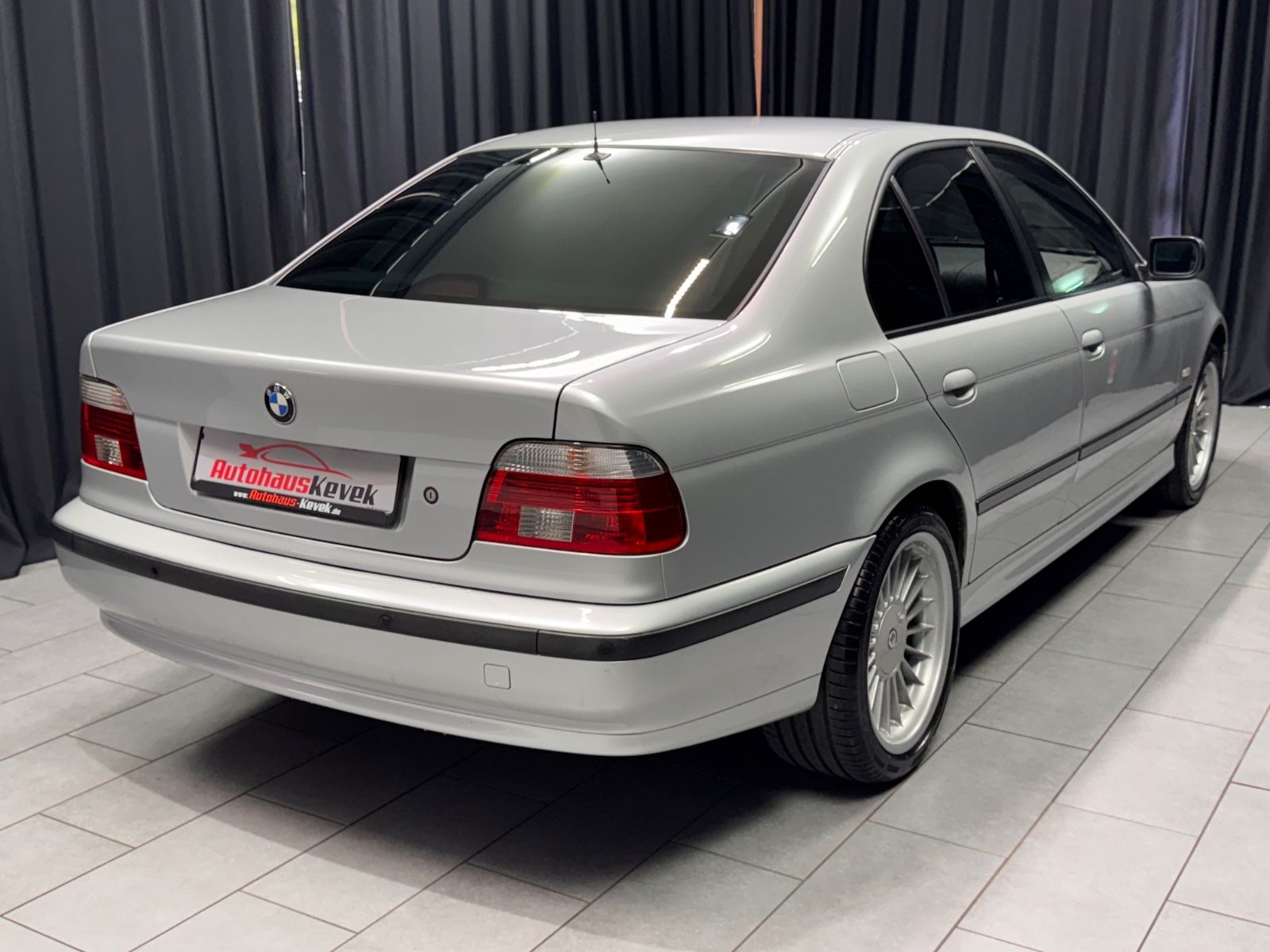 Fahrzeugabbildung BMW 540i LIM|AUTOMATIK|16:9 NAVI|LEDER|DOPPELVERGLAS