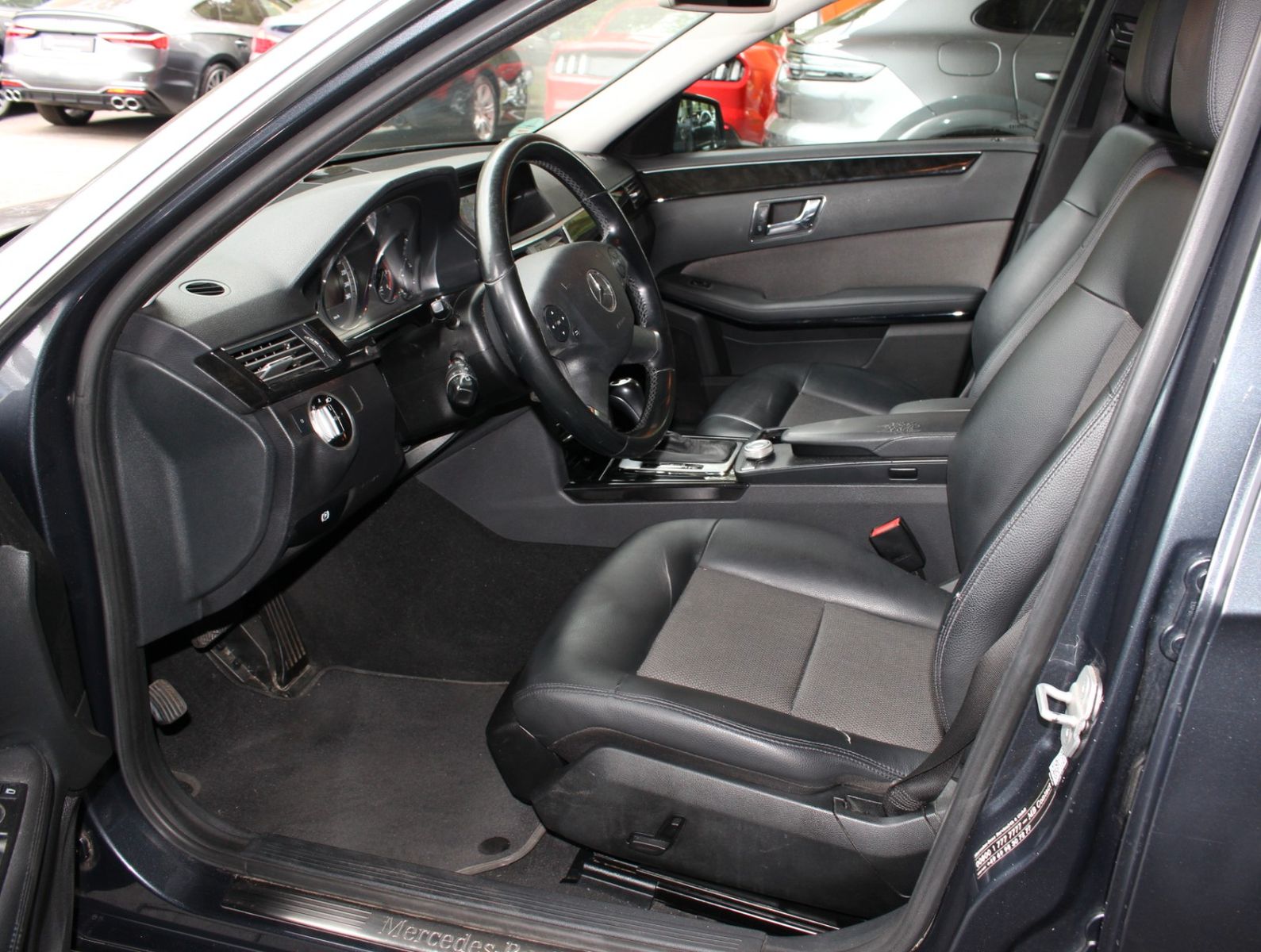 Fahrzeugabbildung Mercedes-Benz E 250 T CDI Avantgarde Distronic + AHK + ILS
