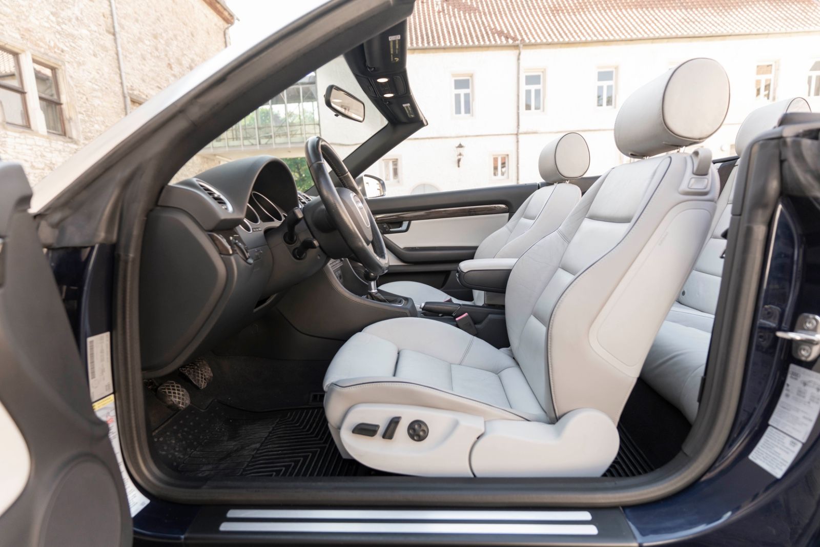 Fahrzeugabbildung Audi S4 Cabriolet 4.2 quattro TEMPOMAT M+S LEDER