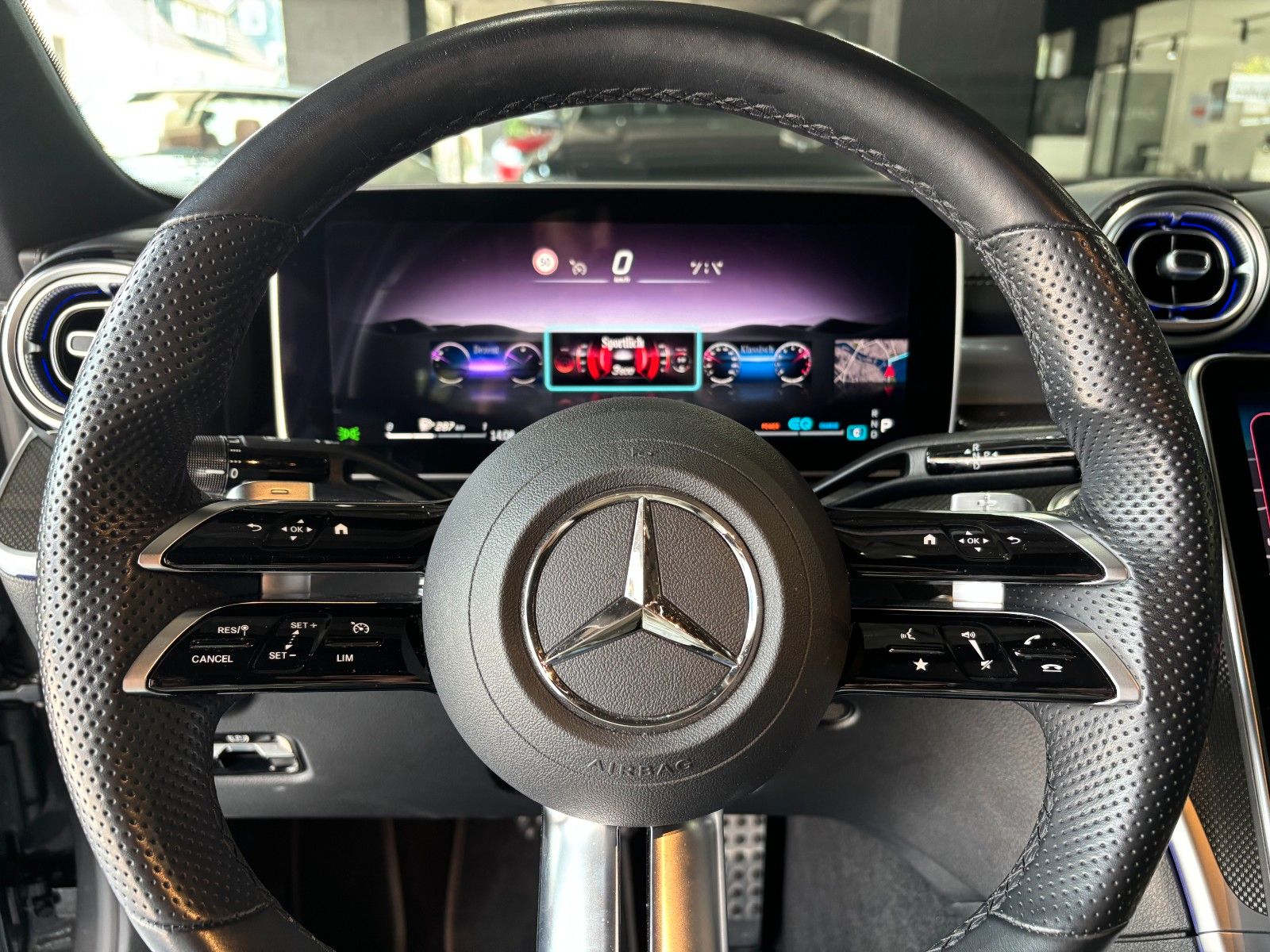 Fahrzeugabbildung Mercedes-Benz C 200 4Matic///AMG LINE//AMBIENTE/KAMERA/CARBON/