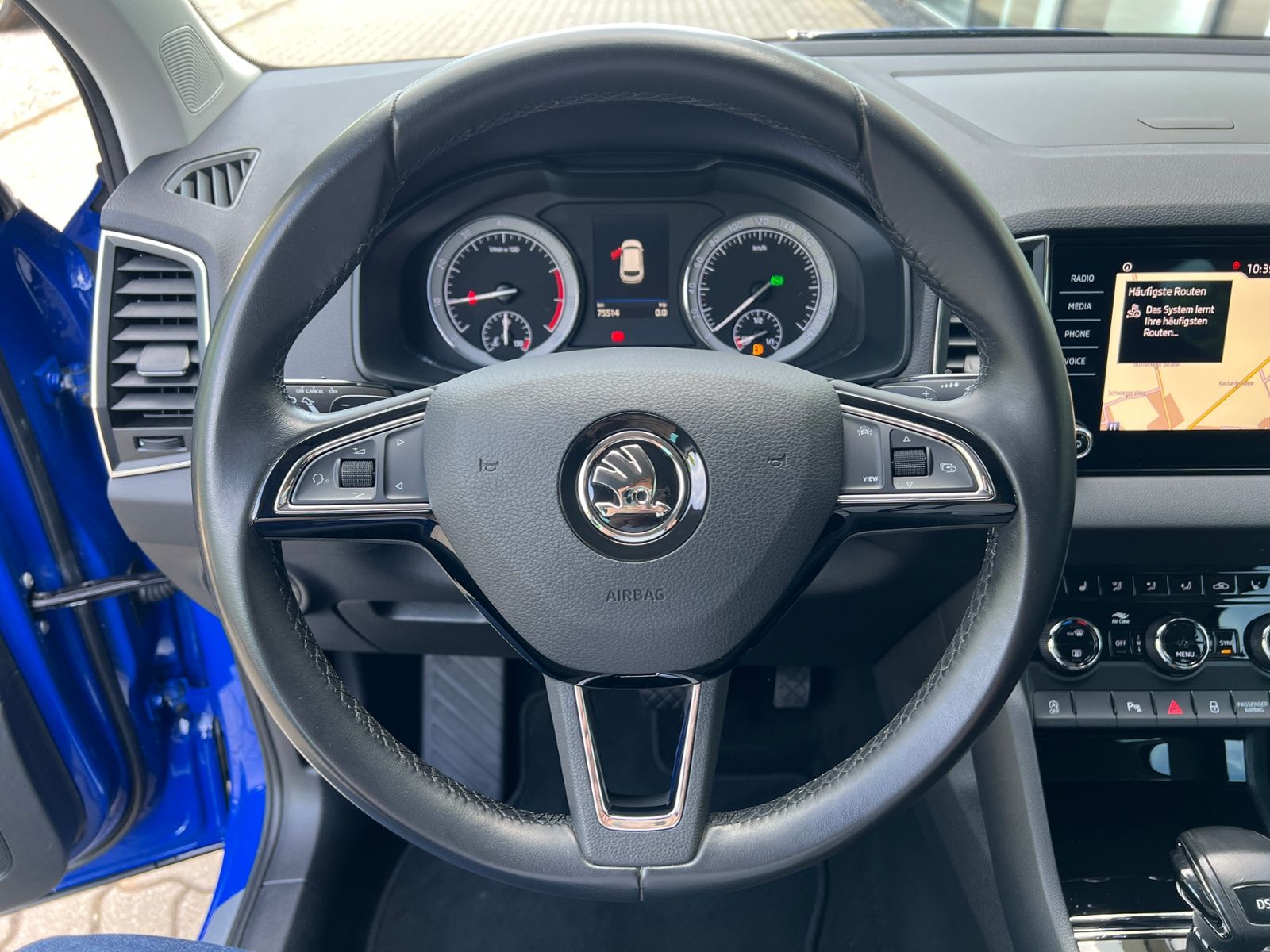 Fahrzeugabbildung SKODA Karoq Style 1.5 TSI ACT DSG *AHK,LED,Navi,18''-L