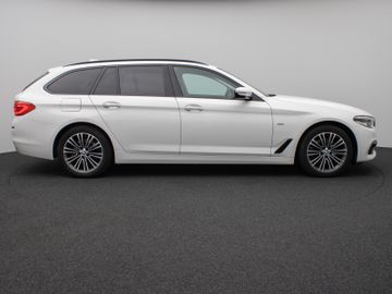 Fahrzeugabbildung BMW 520d SportLine Kamera Panorama HUD H/K AHK LED
