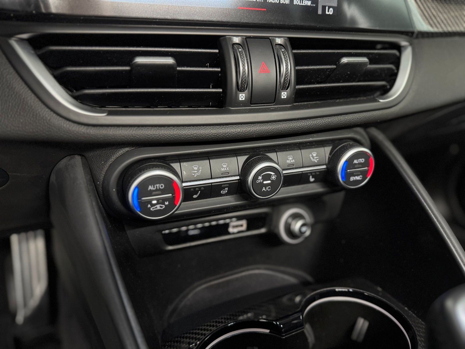 Fahrzeugabbildung Alfa Romeo Giulia 2.9 V6 Quadrifoglio "ACC Komfort-Paket"