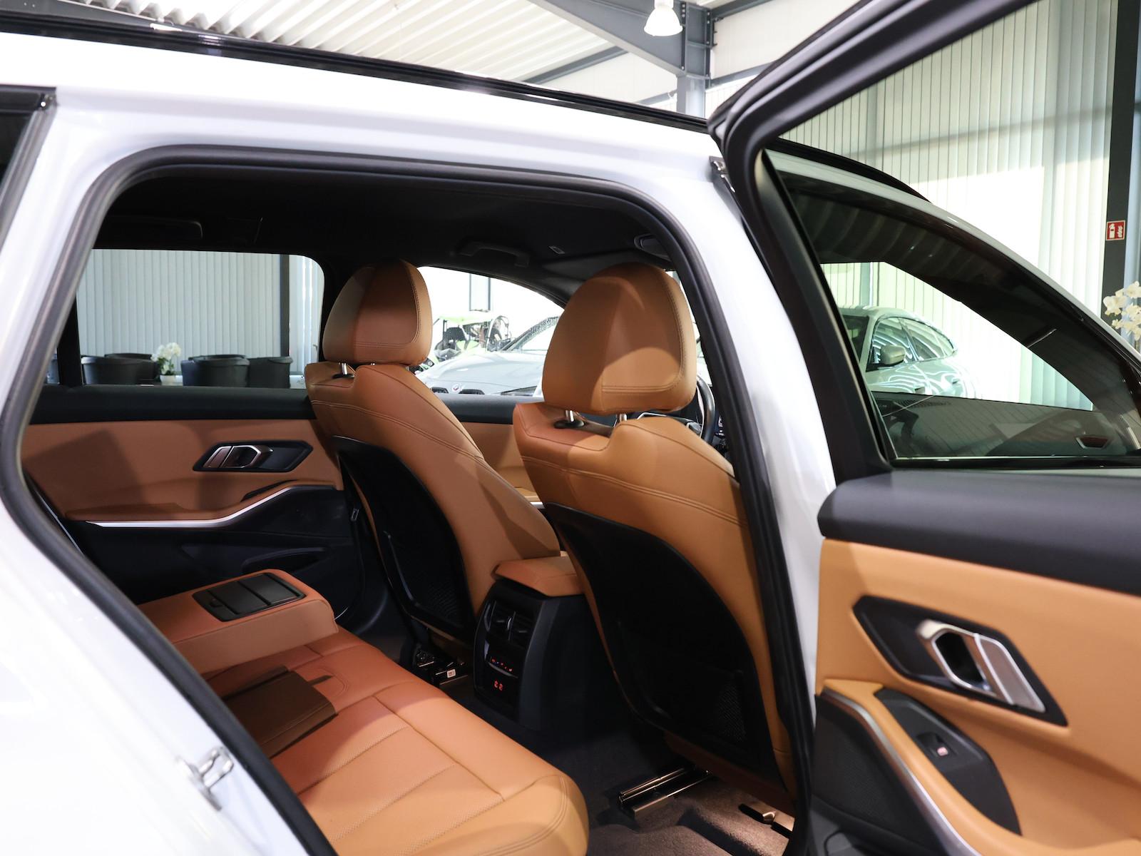 BMW 318d Touring SPORT WHITE & BROWN / CURCED, LED