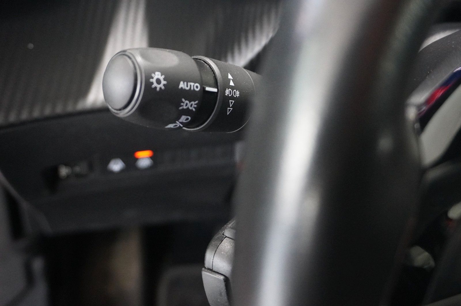 Fahrzeugabbildung Peugeot 2008 1.2T ALLURE PACK NAVI/LED/KAMERA/VIRT/3D