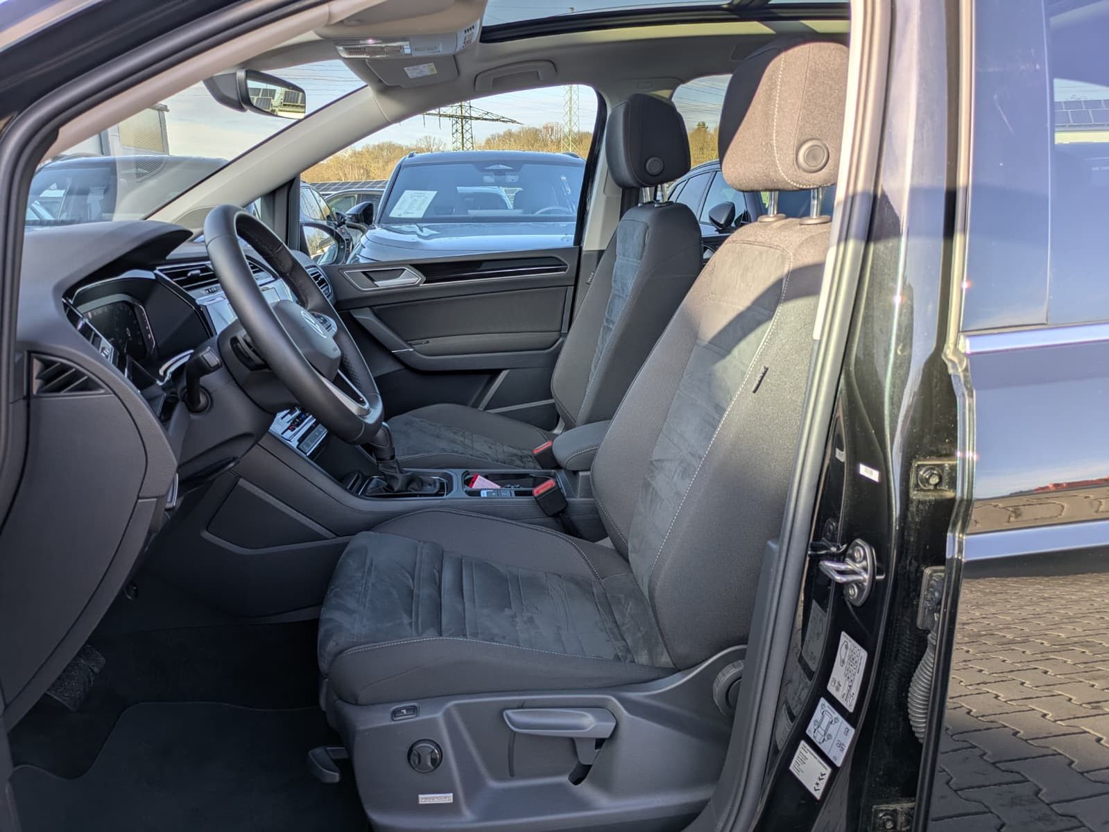 Fahrzeugabbildung Volkswagen Touran 2.0 DSG R-Line High. Pano 7-Si IQ.Dri AHK