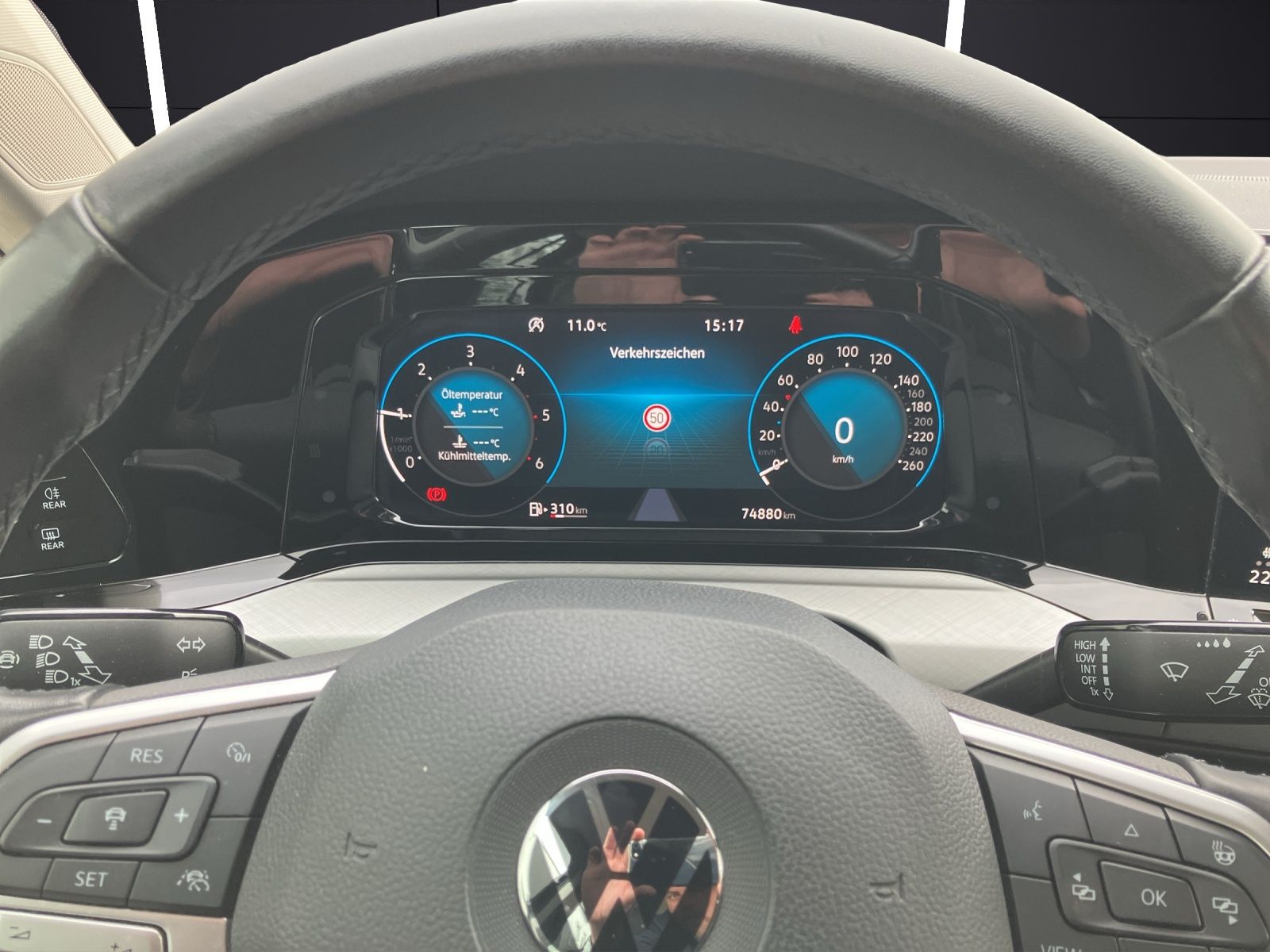 Fahrzeugabbildung Volkswagen Golf VIII Variant Life TDI LED Navi ACC AHK SHZ