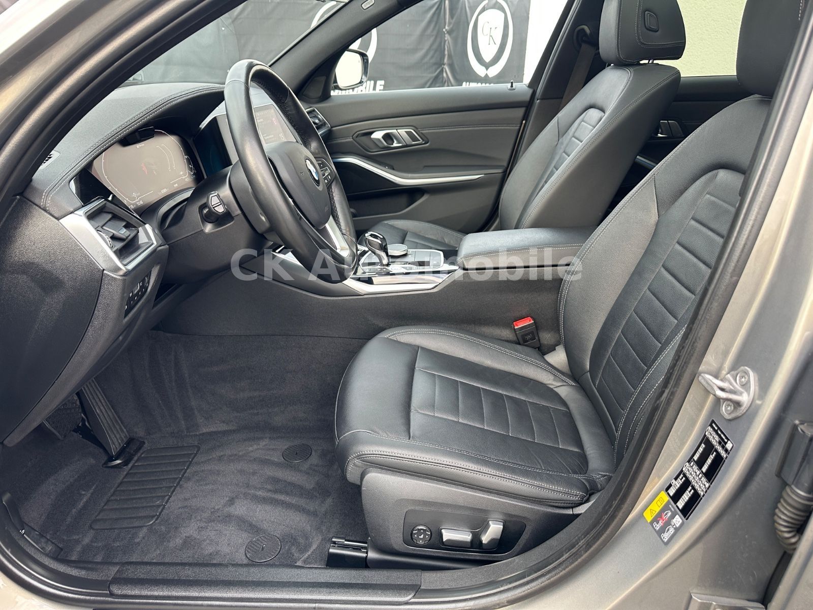 Fahrzeugabbildung BMW 330e Touring Luxury-Line/Leder/Head-Up/Pano/LED