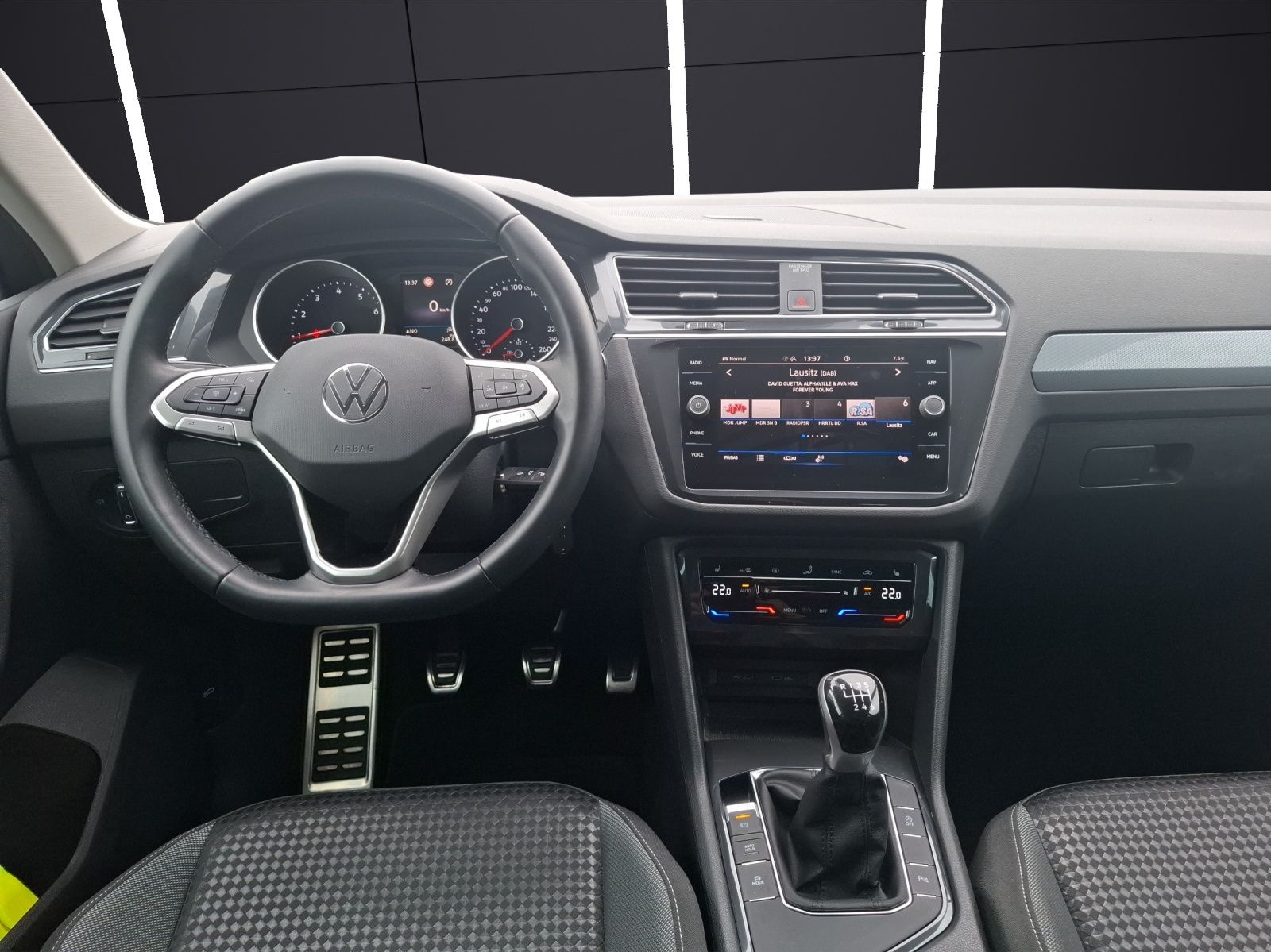 Fahrzeugabbildung Volkswagen Tiguan TSI Active LED Navi ACC PDC SH