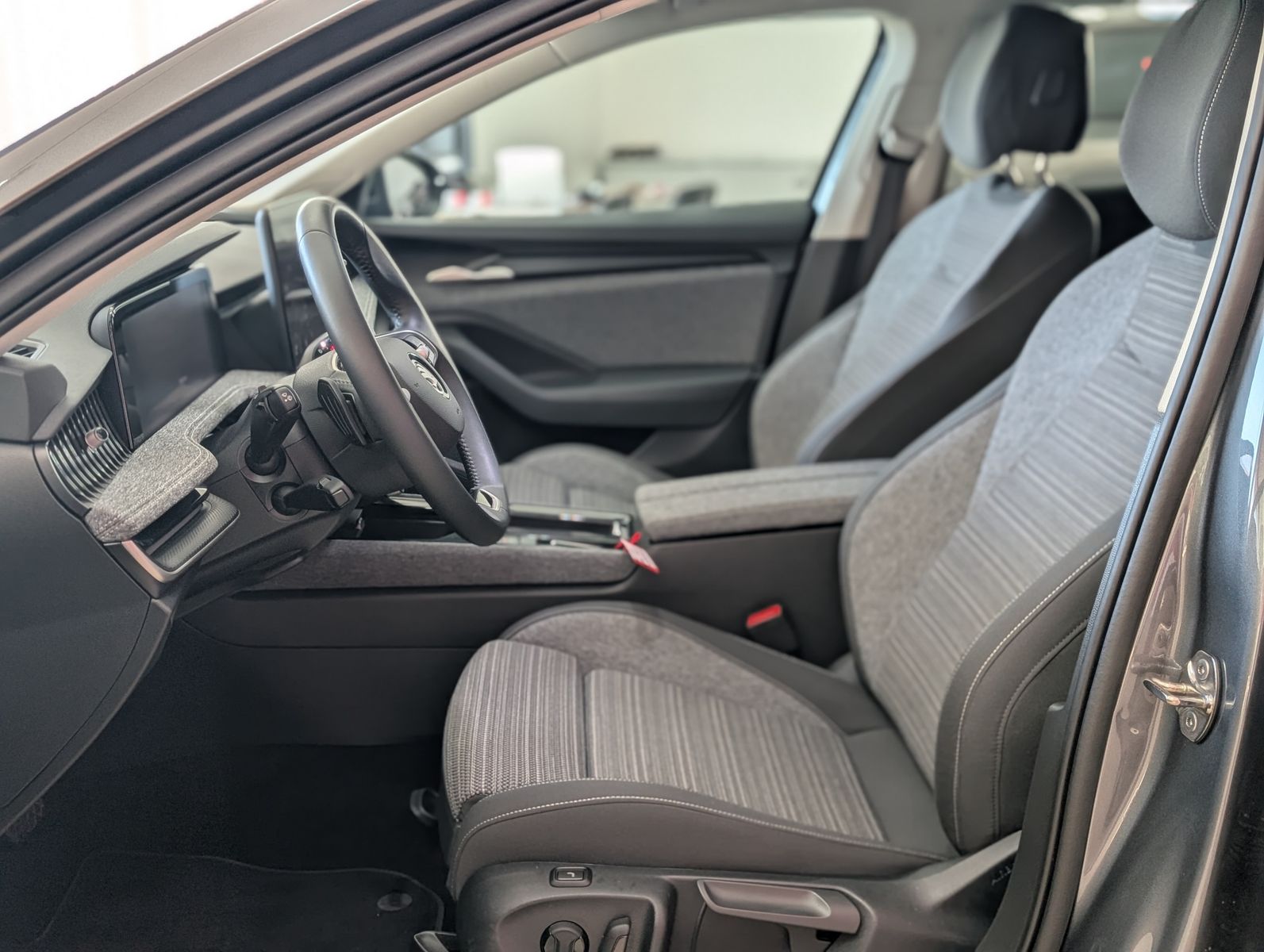 Fahrzeugabbildung SKODA Superb IV 2.0TDI DSG 4x4 MATRIX PANO NEUES MODEL