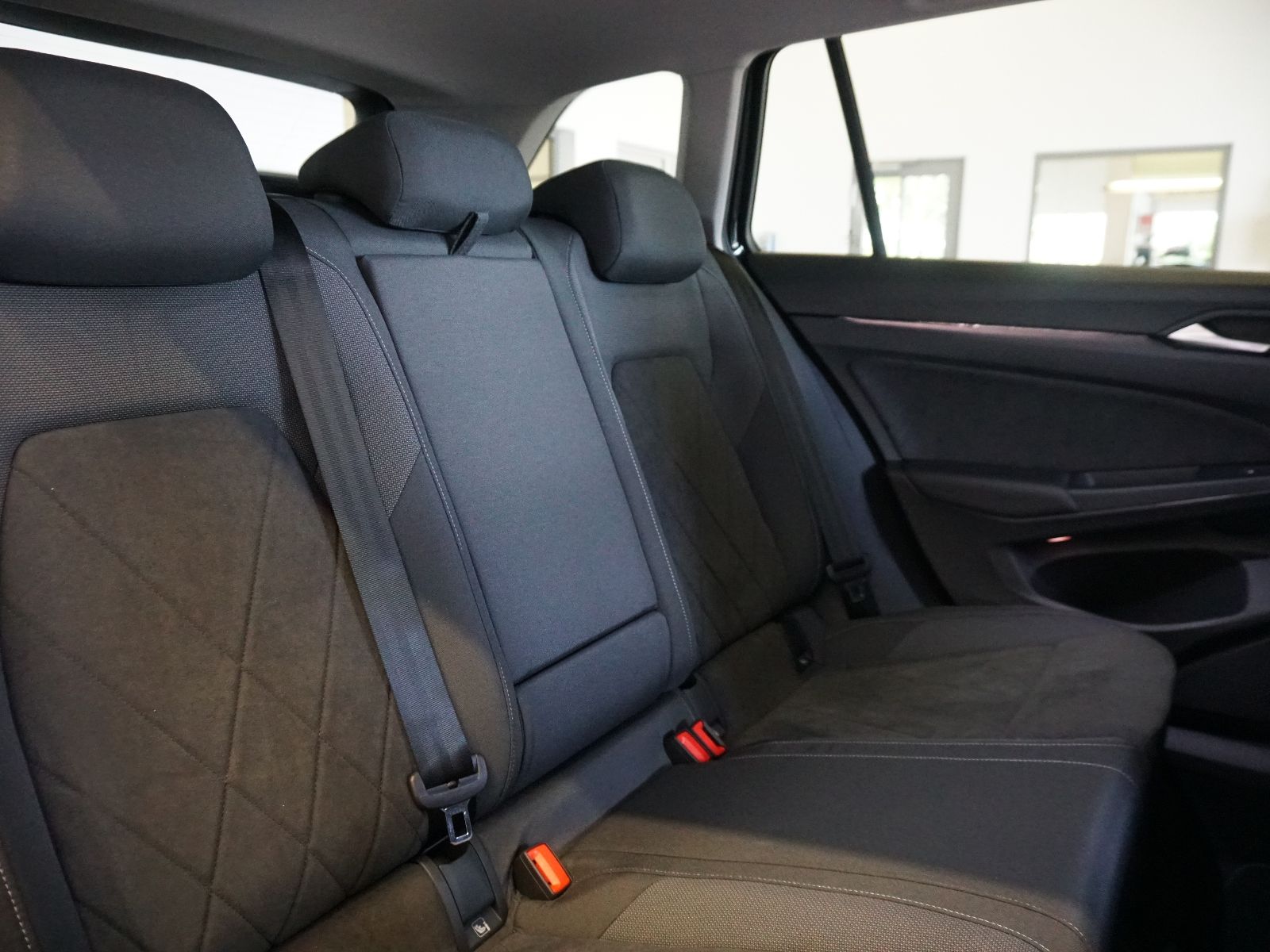 Fahrzeugabbildung Volkswagen Golf VIII Variant Style 1.5 eTSI DSG *AHK, LED,