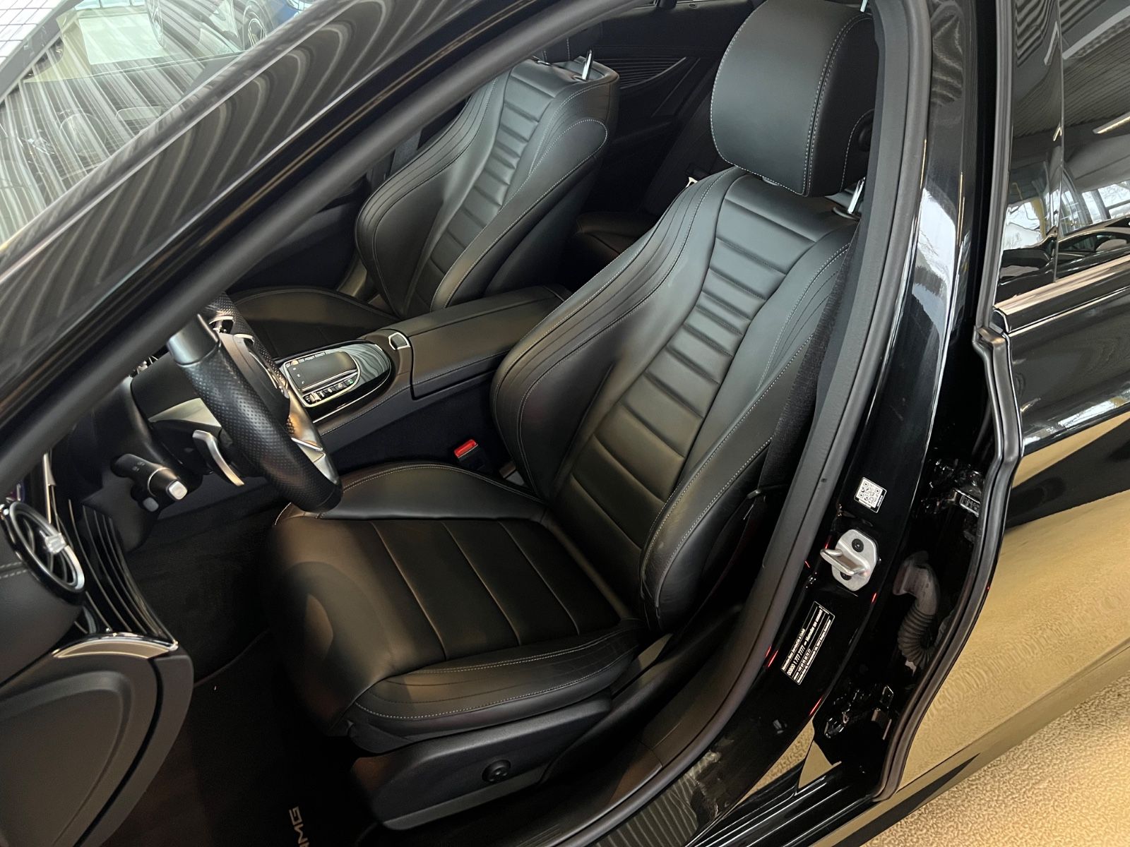 Fahrzeugabbildung Mercedes-Benz E 400 d 4Matic AMG LINE *PANO*designo-manufaktur