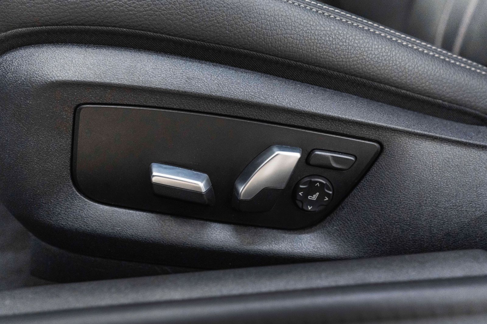 Fahrzeugabbildung BMW 530i xDrive M-Performance HUD LED KAM TOTW NAV