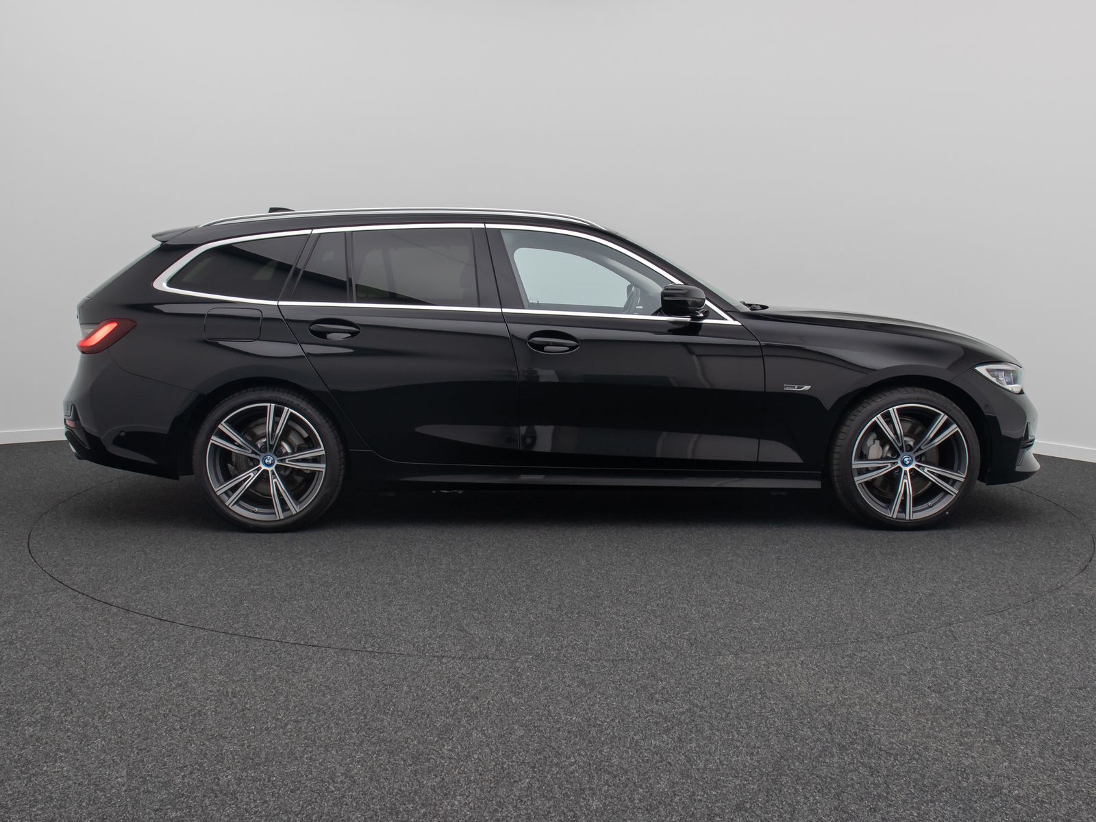 Fahrzeugabbildung BMW 330e xD ACC HUD Kamera DAB Alarm Panorama 19Zoll