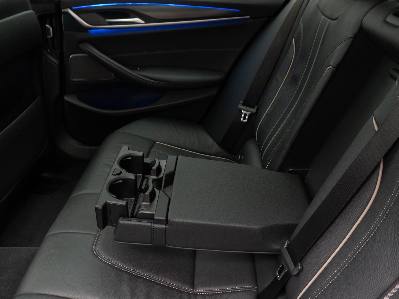 Fahrzeugabbildung BMW 520d xD M Sport Panorama Kamera DAB H/K Alarm