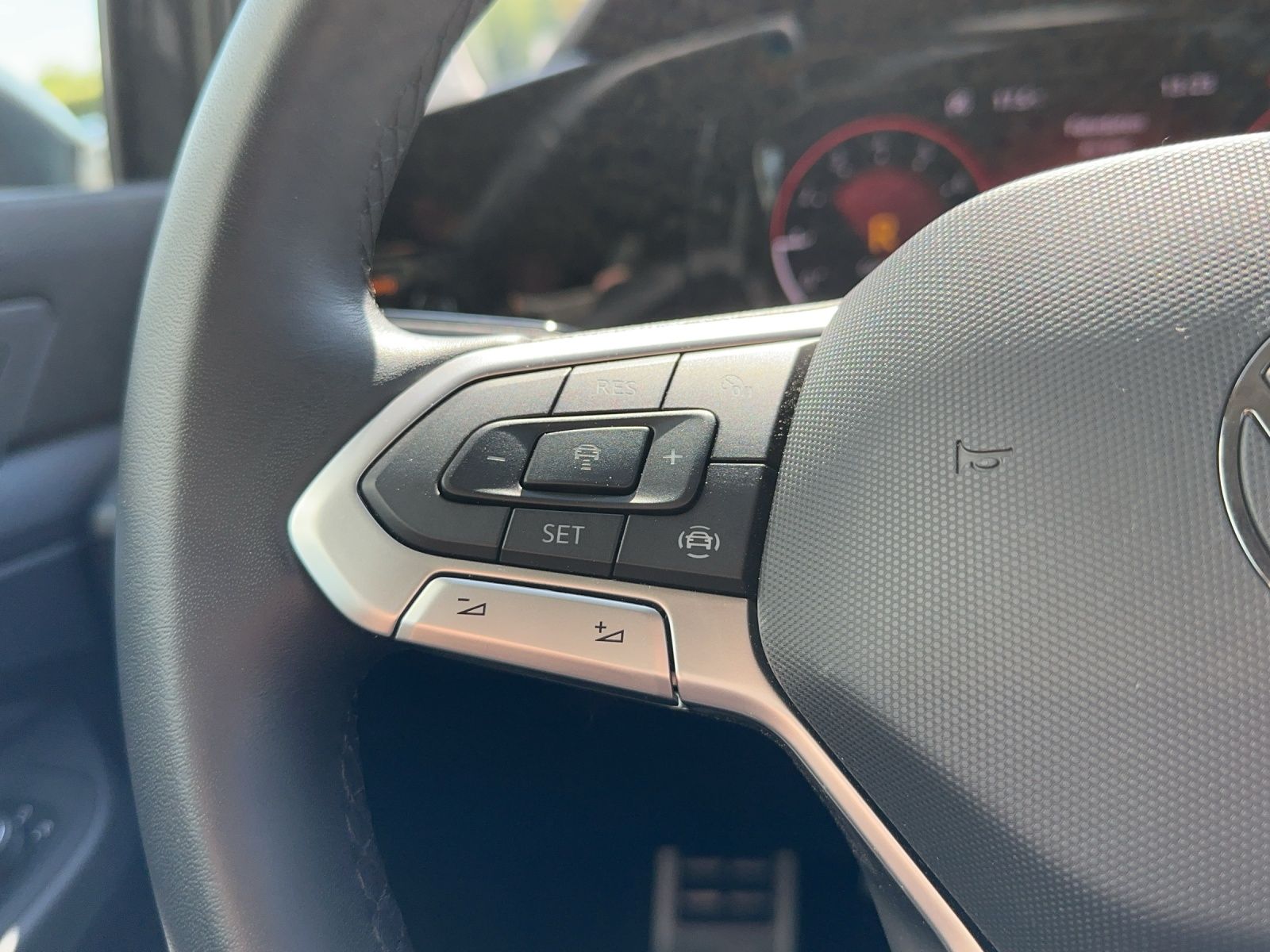 Fahrzeugabbildung Volkswagen Golf VIII Variant eTSI Active DSG NAVI LED AppCo