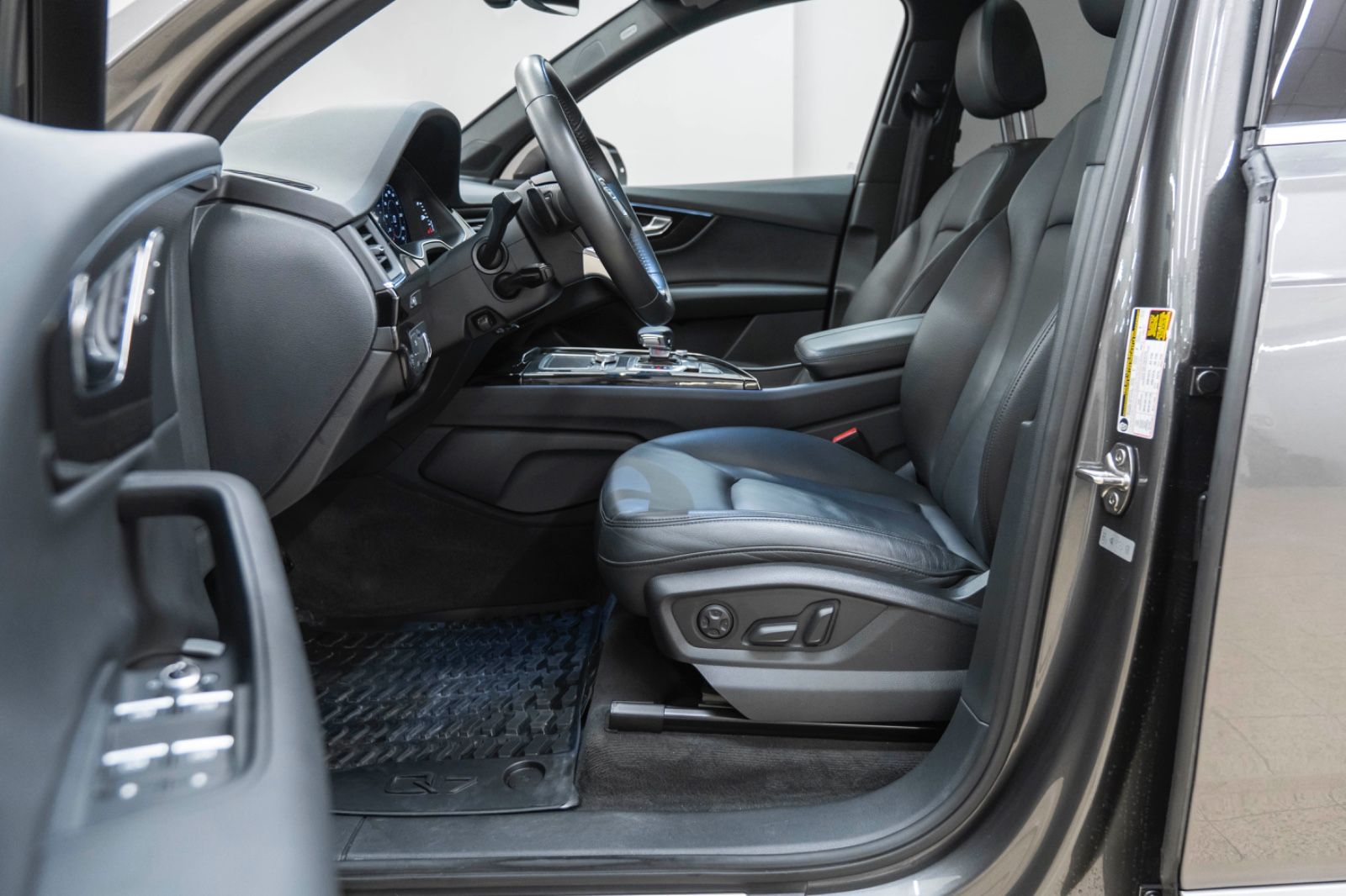 Fahrzeugabbildung Audi Q7 3.0 TFSI Quattro LED PANO NAV 7 SITZER BOSE