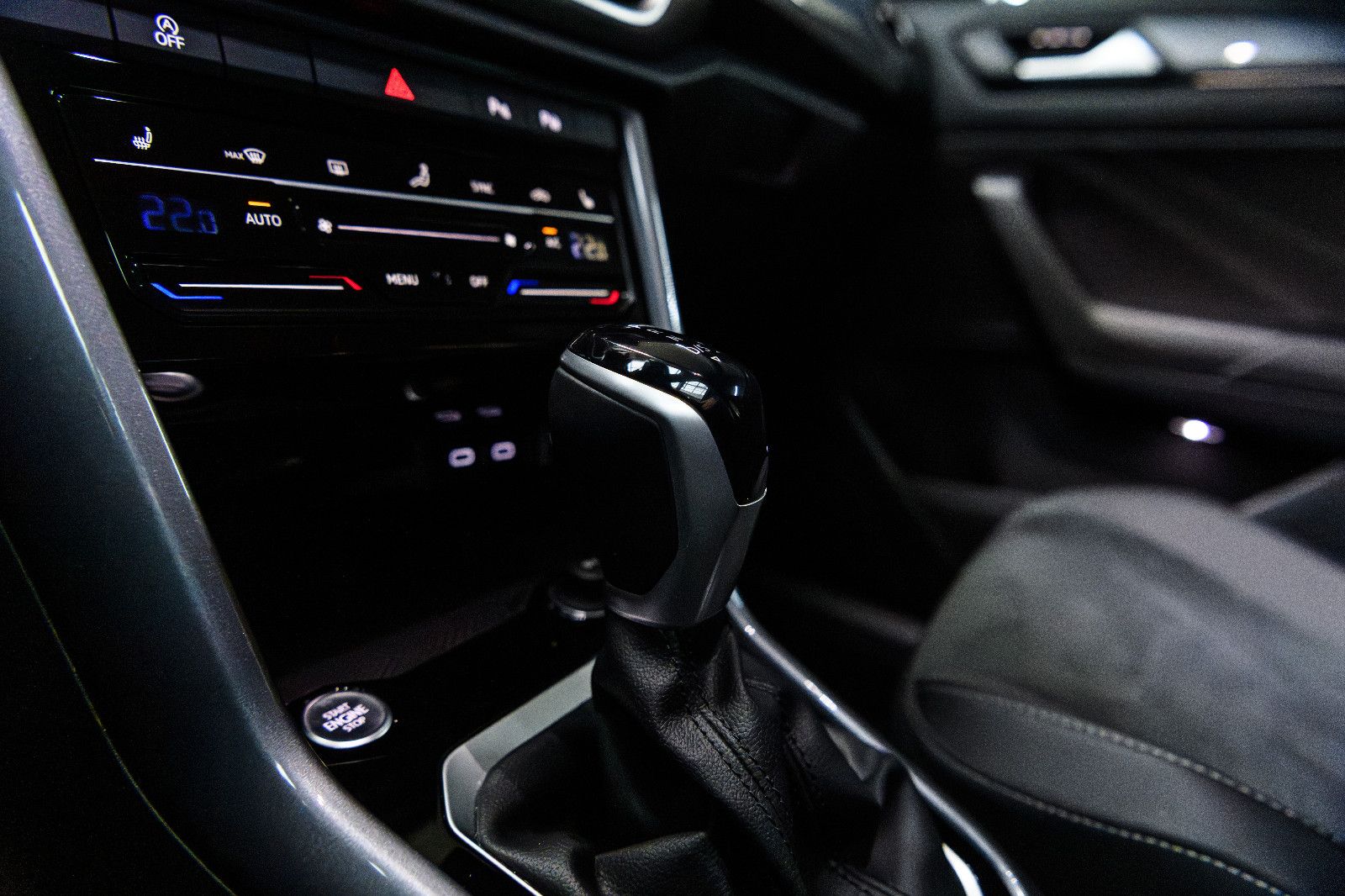 Fahrzeugabbildung Volkswagen T-Roc Style 1.5 TSI DSG LED+AHK+KEYLESS+KAMERA