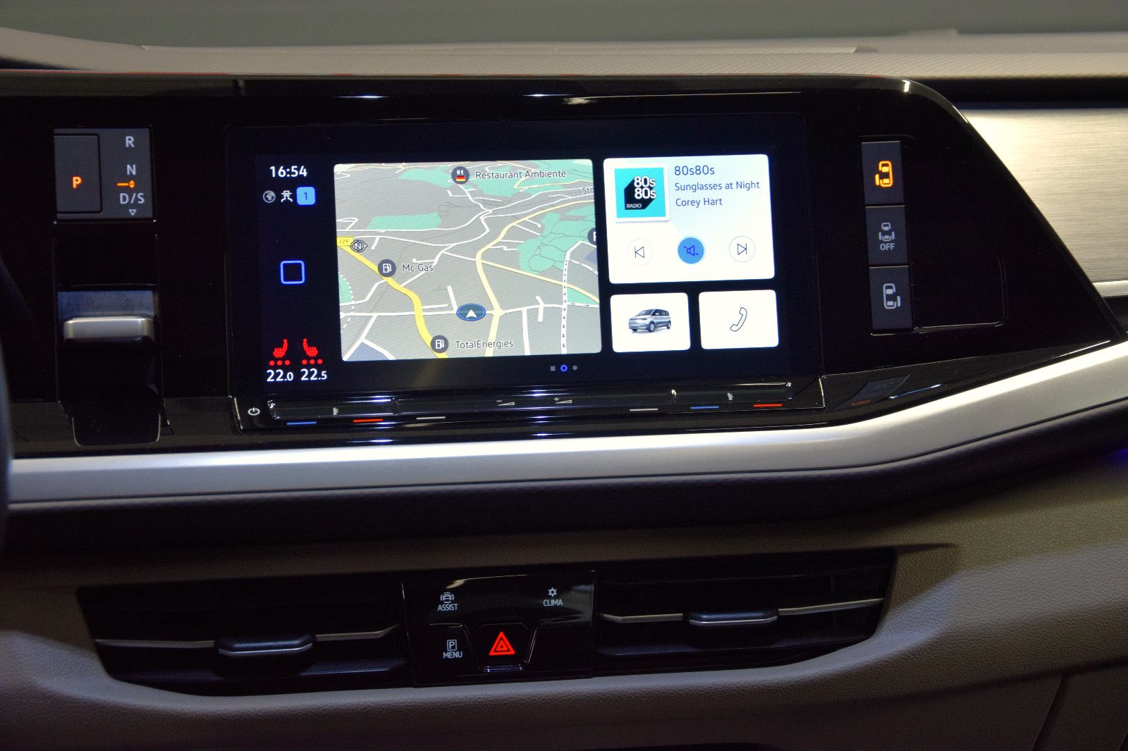 Fahrzeugabbildung Volkswagen T7 Multivan Style DSG Pano AHK 7-Sitze IQ-Light