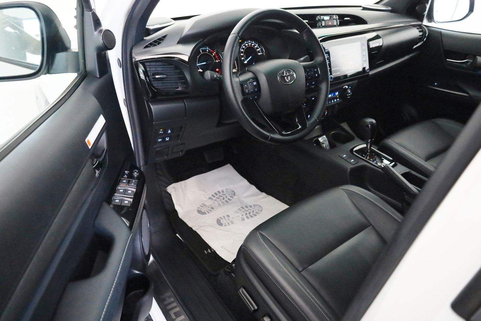 Fahrzeugabbildung Toyota Hilux 2.8 D-4D Invincible, CarPlay, HardTop, AHK