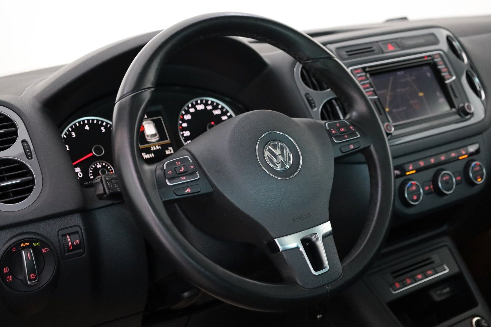 Fahrzeugabbildung Volkswagen Tiguan Sport & Style Navi,Xenon,Panorama,SH,PDC