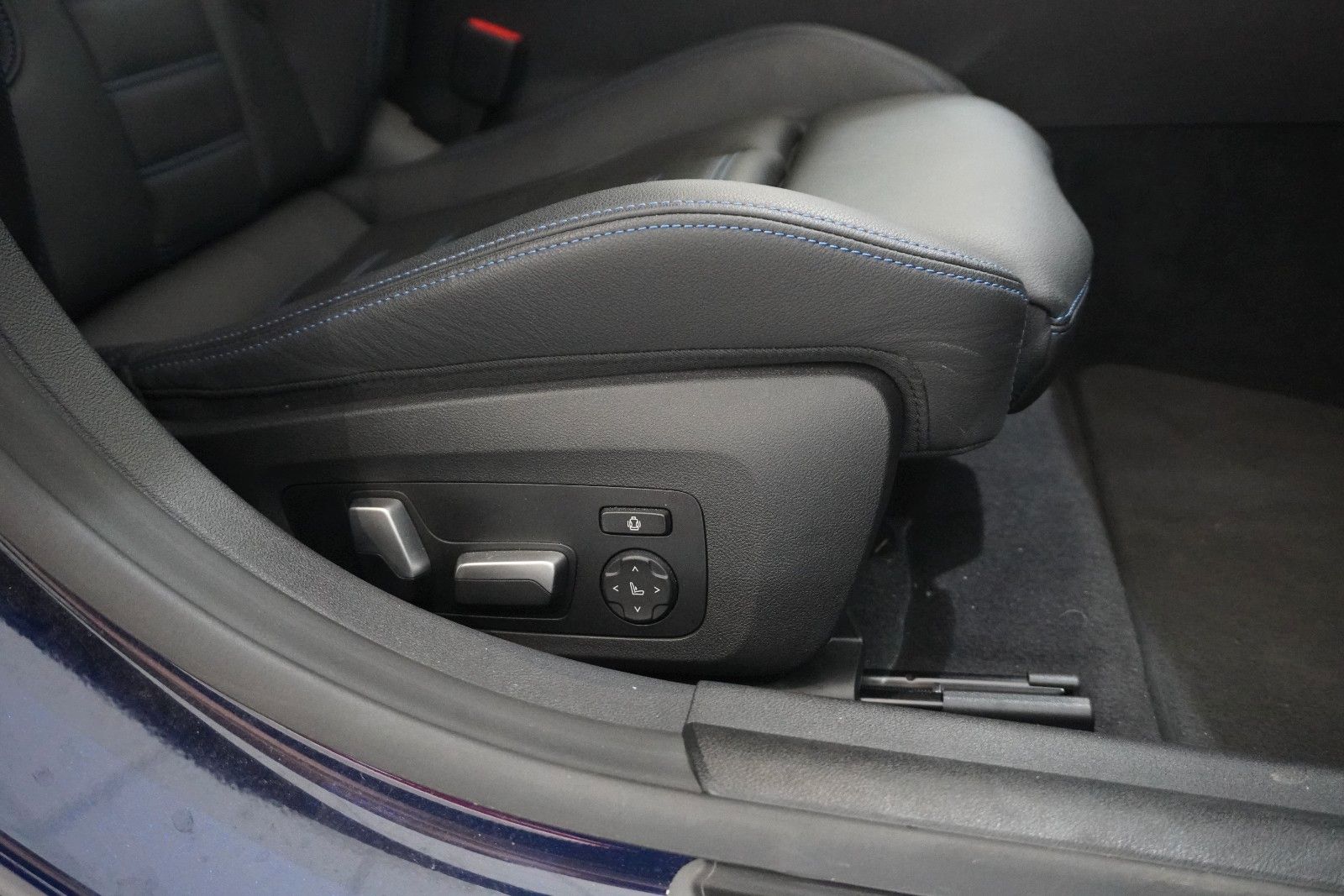 Fahrzeugabbildung BMW i4 Gran Coupe 40 eDrive M-SPORT NAVI/LED/360°/SH