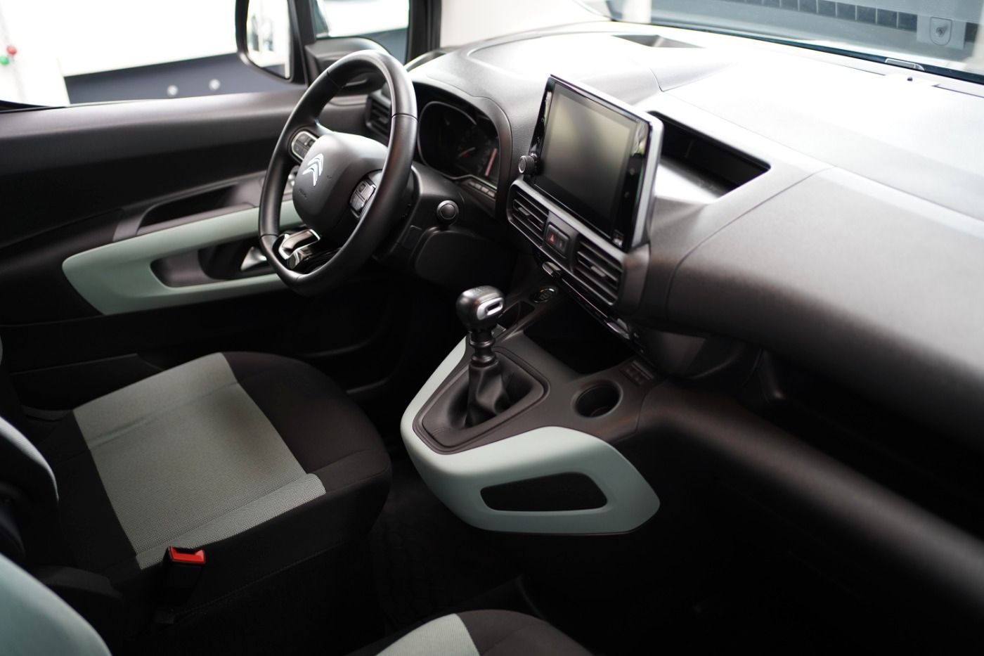 Fahrzeugabbildung Citroën Berlingo XL BlueHDi 130 Shine Standheizung AHK