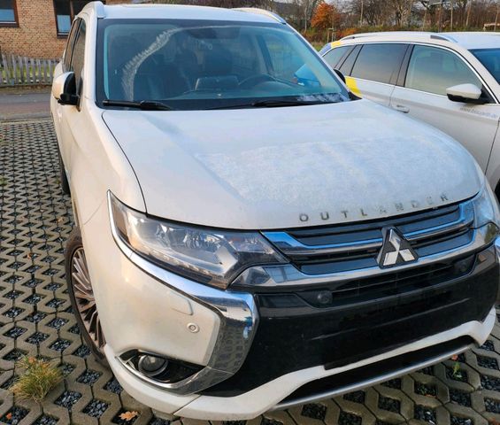 MITSUBISHI Plug-in Hybrid Outlander