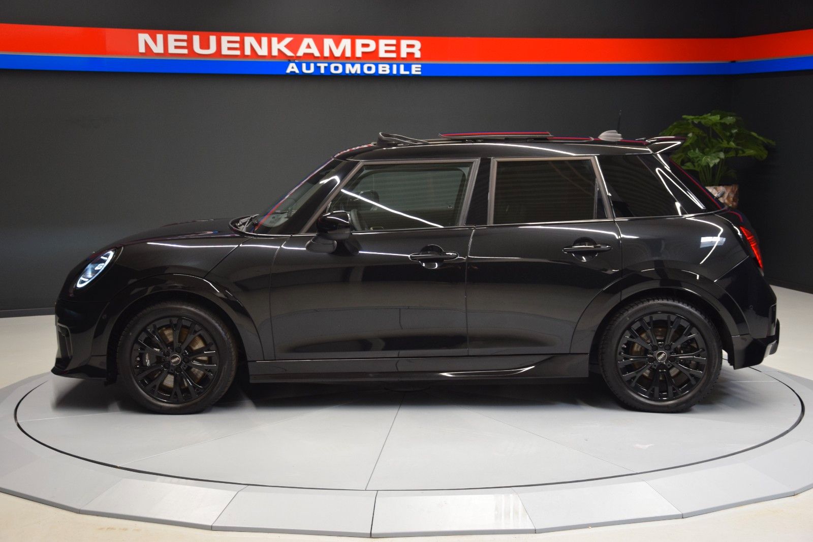 Fahrzeugabbildung MINI Cooper C John Cooper Works Trim M HuD Pano Leder