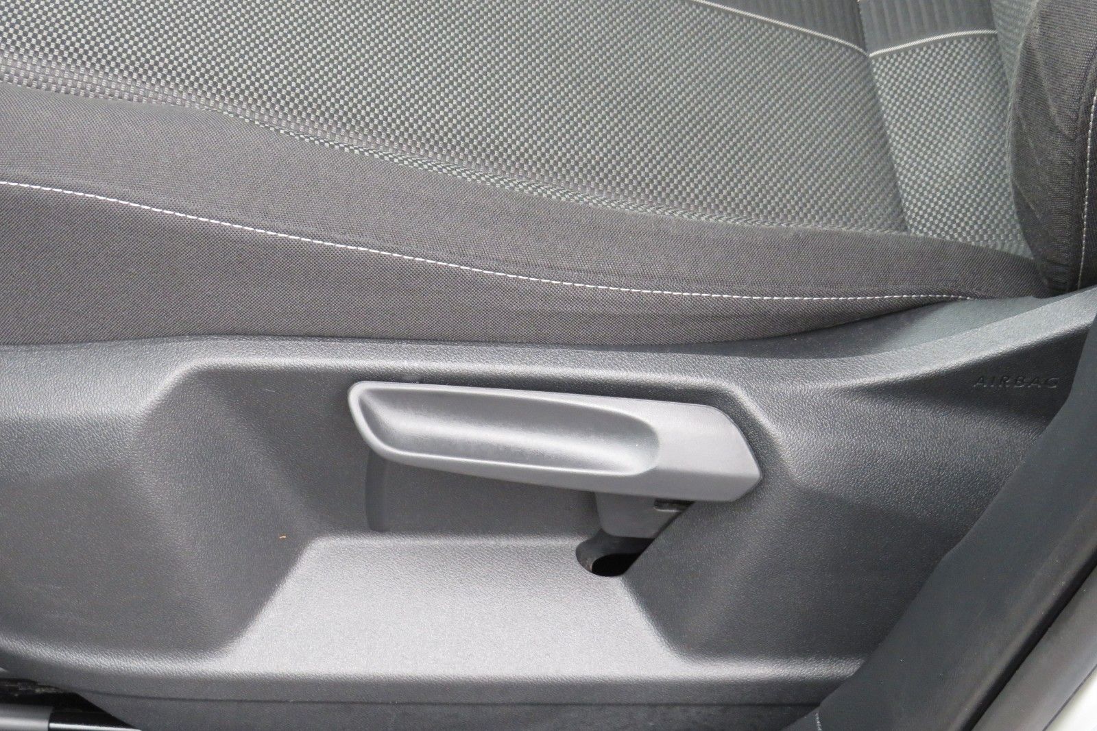 Fahrzeugabbildung Volkswagen T-Roc Life AHK ACC SITZH GJ NAVI APP 1.HD