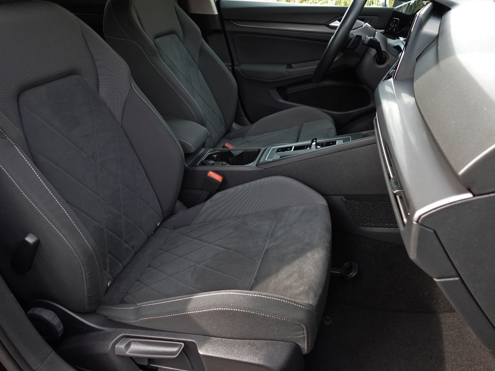 Fahrzeugabbildung Volkswagen Golf 2.0 TSI DSG 4MOTION Style IQ.Light Assist.