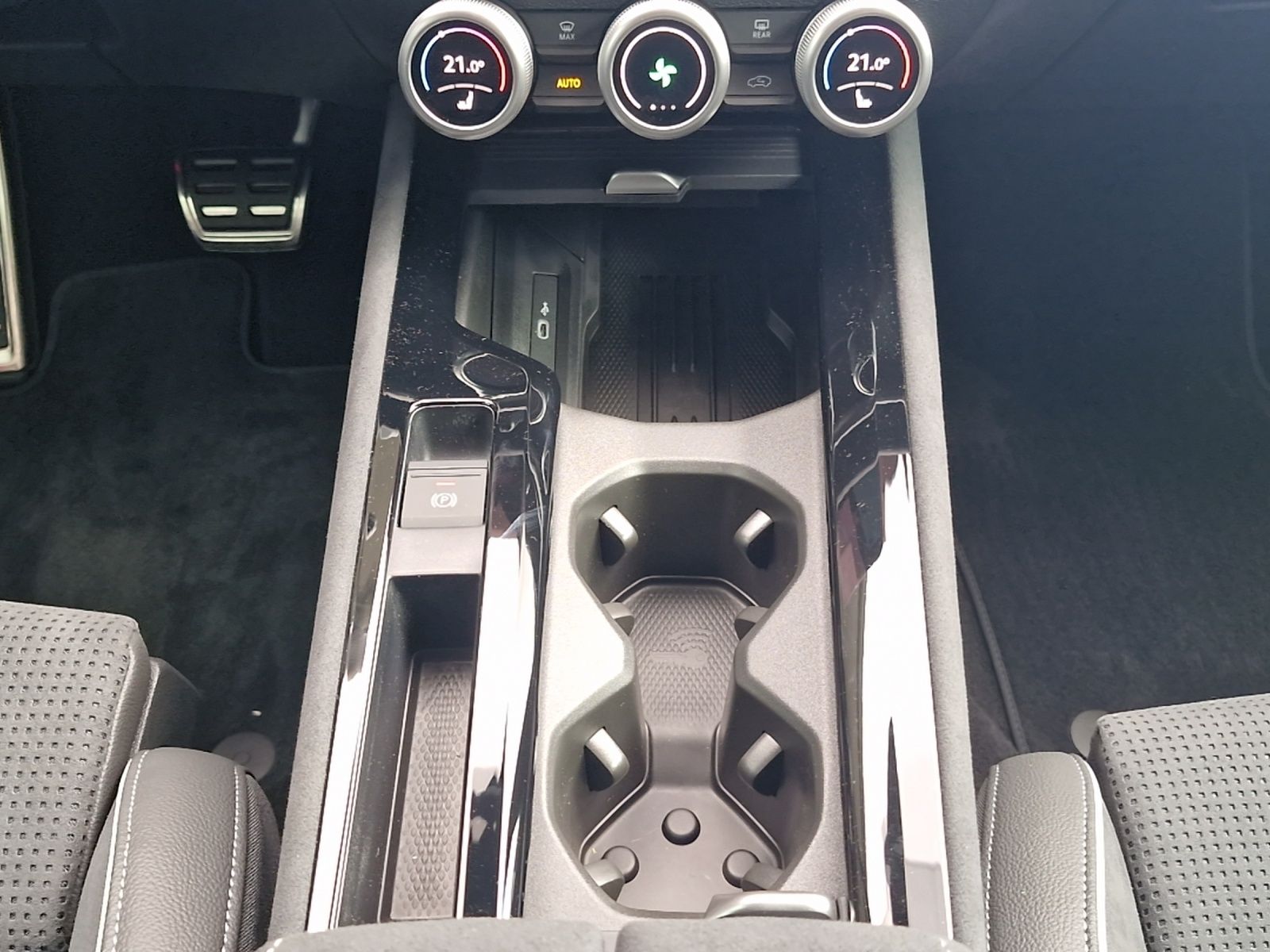 Fahrzeugabbildung SKODA Superb Combi 2.0 TSI  4x4 Sportline LED MATRIX A