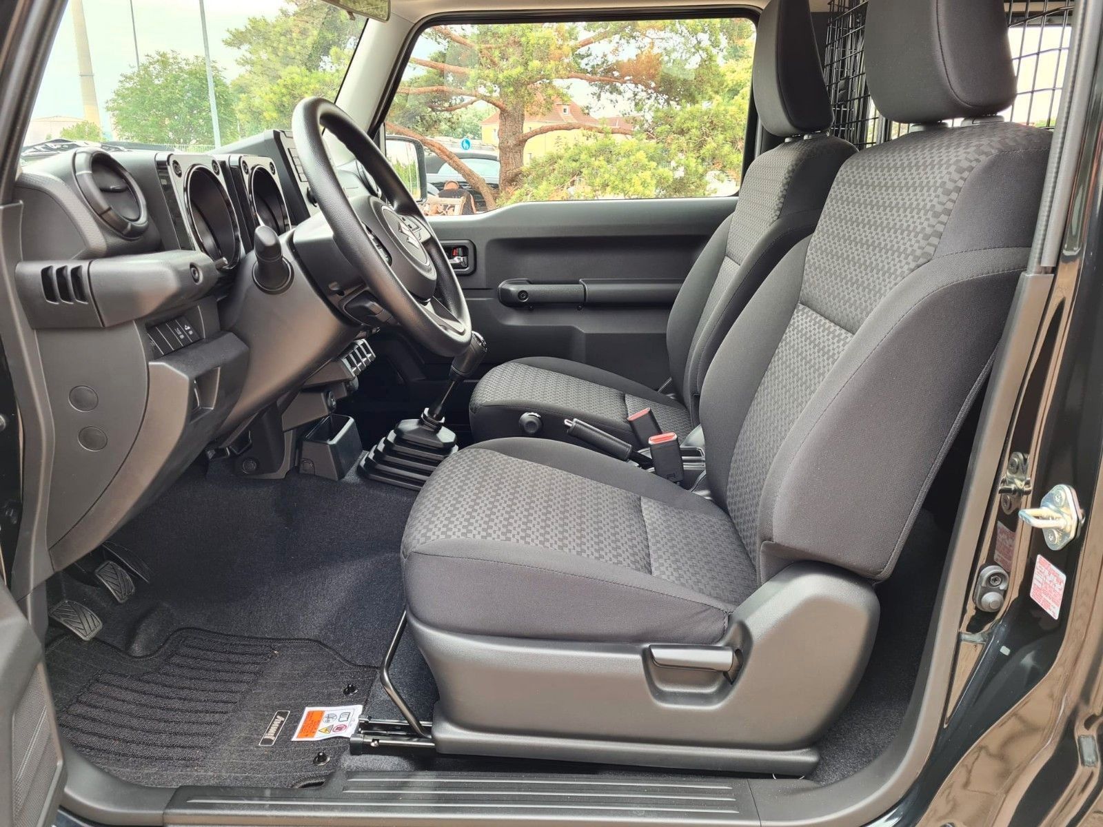 Fahrzeugabbildung Suzuki Jimny 1.5 4WD Allgrip KLIMA+SHZ+TEMPOM+NAVI