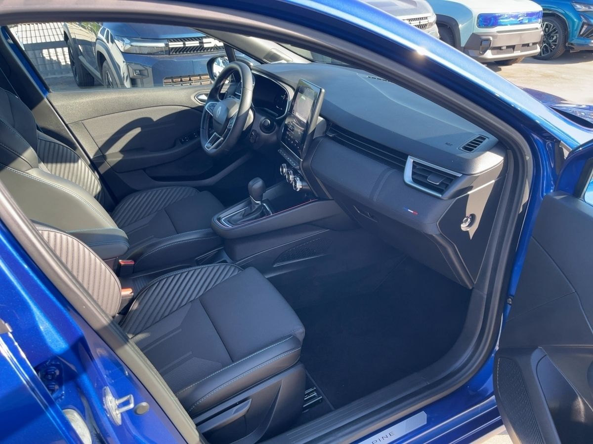 Fahrzeugabbildung Renault Clio Esprit Alpine Full Hybrid 145 360Kamera SHZ - mit KI generiert/bearbeitet