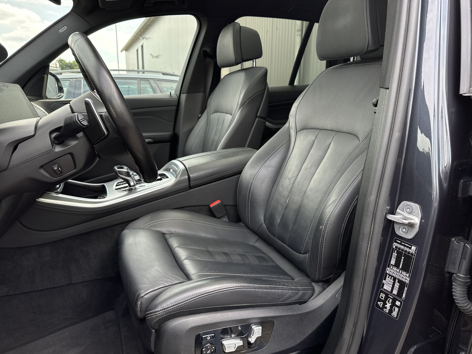 Fahrzeugabbildung BMW X5 xDrive40d M-Sport NAV+LASER+AHK+PANO+HEAD-UP