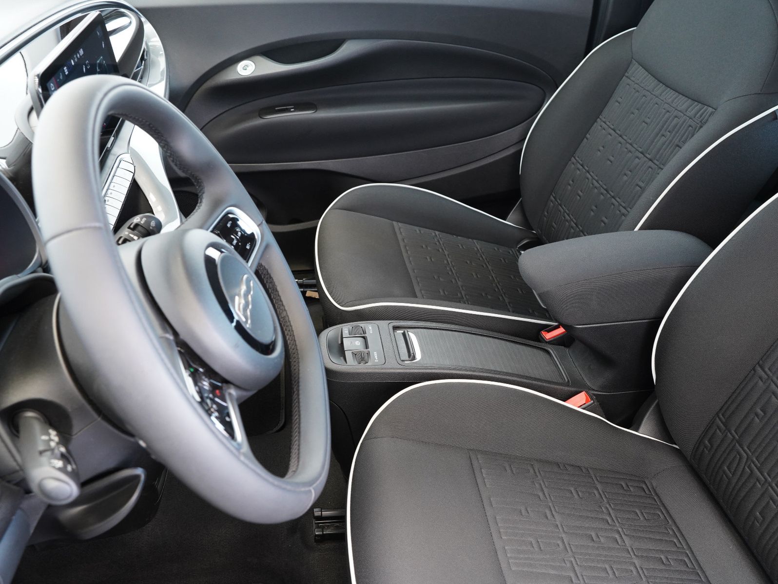 Fahrzeugabbildung Fiat 500e 87KW/42kWh/DC-LADEN/CARPLAY/DAB/SOH/KAMERA