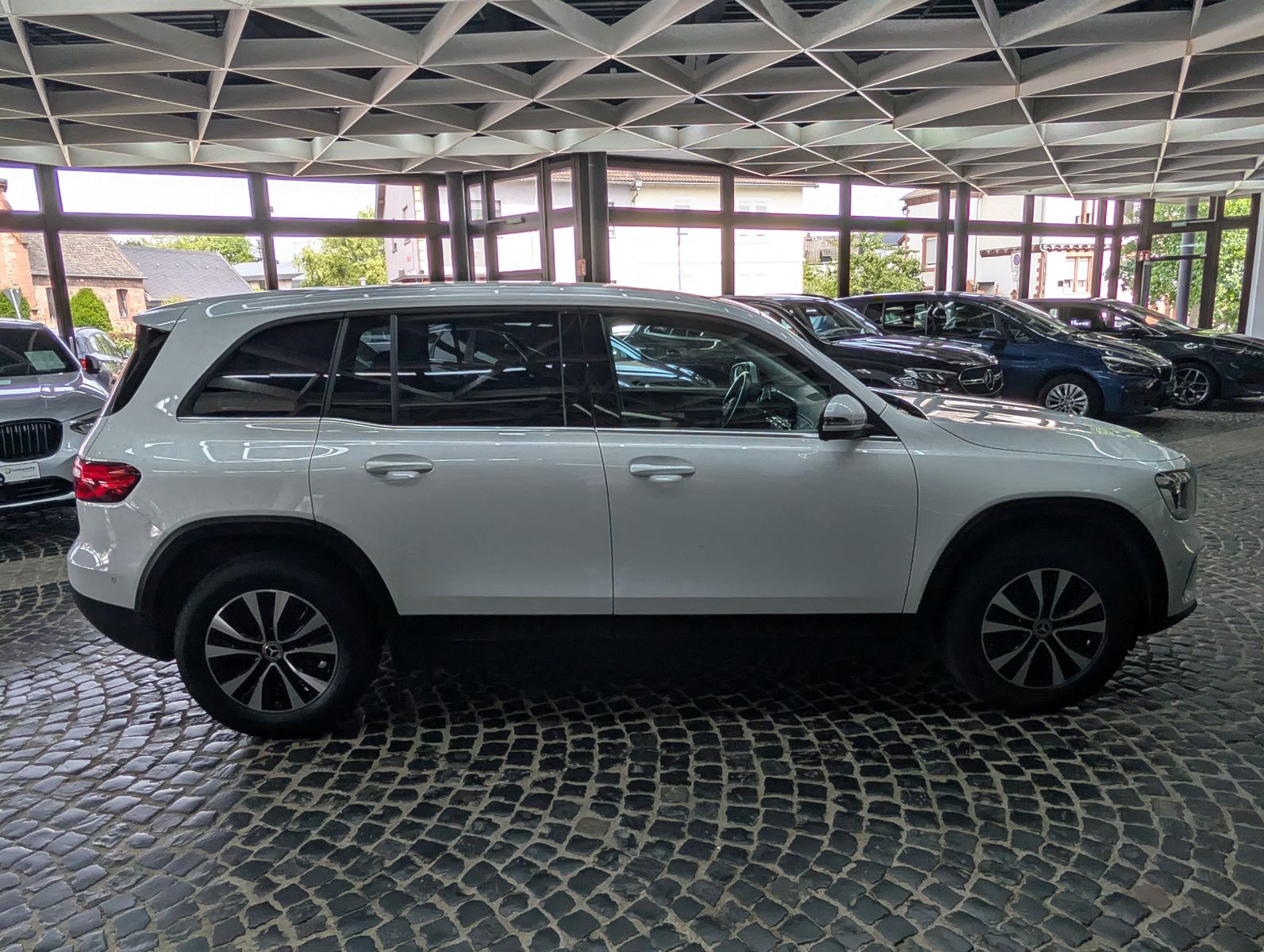 Fahrzeugabbildung Mercedes-Benz GLB 220 d MBUX LEDER VIRT APP KAM LED SHZ ALU