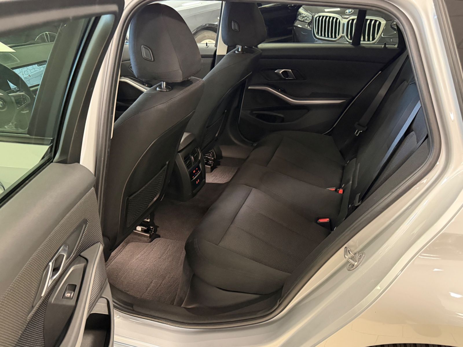 BMW 318d Advantage/Aut/Navi/KeyLess/HUD/Park&DrivAss foto 25