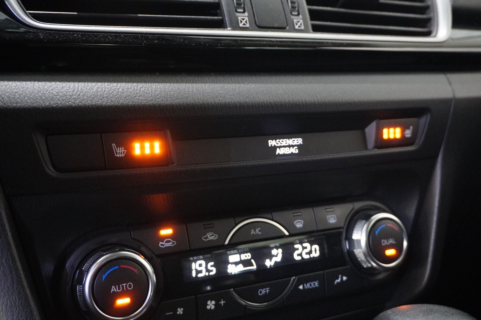 Fahrzeugabbildung Mazda 3 Lim. 2.0 SKYACTIVE VISION KLIMA/SHZ/PDC/TEMP.
