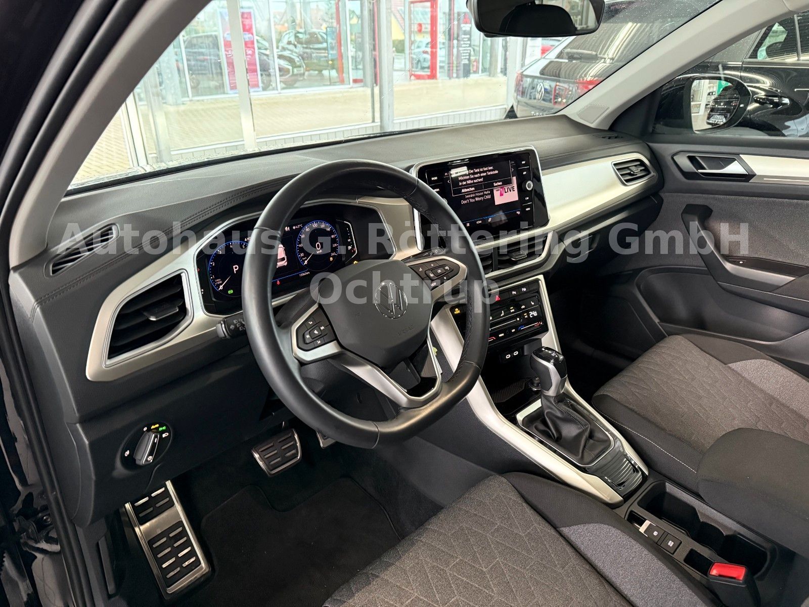 Fahrzeugabbildung Volkswagen T-Roc Move 1.5 TSI DSG LED+NAV+PDC+APP+SHZ+KAM