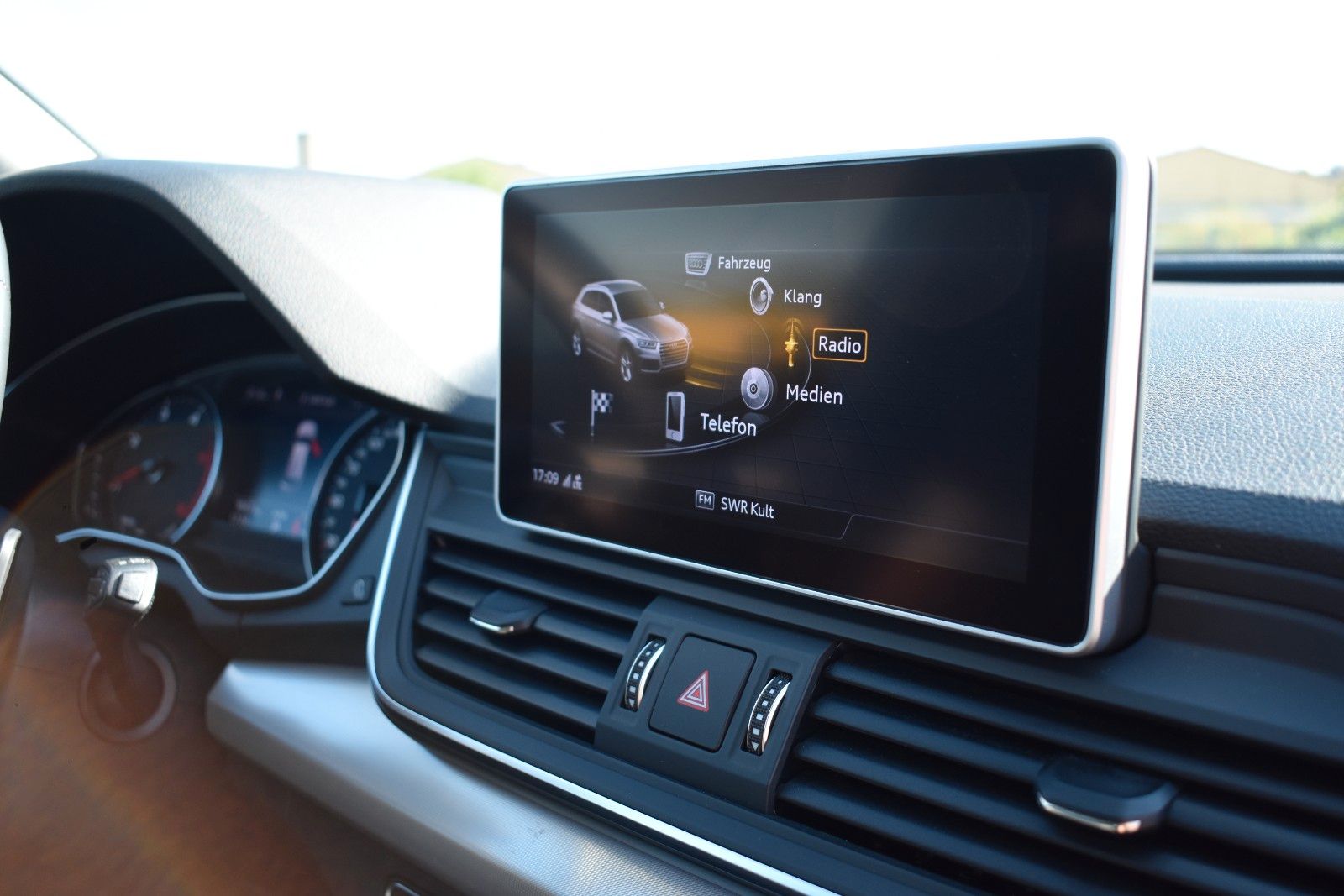 Fahrzeugabbildung Audi Q5 40 TDI quattro sport/Anhänger/LED/Tempomat