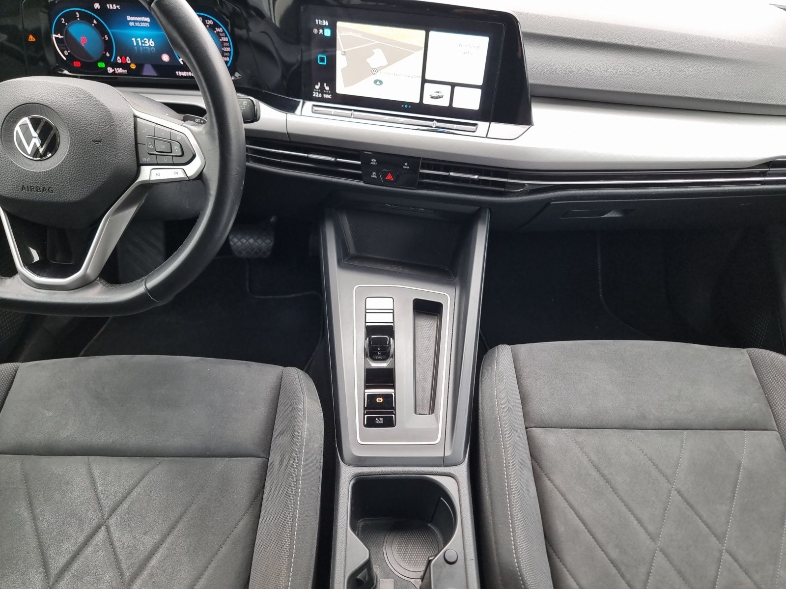 Fahrzeugabbildung Volkswagen Golf VIII Variant Business TDI DSG LED ACC SHZ P