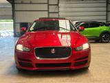 Jaguar XE Pure - rote Jaguar XE