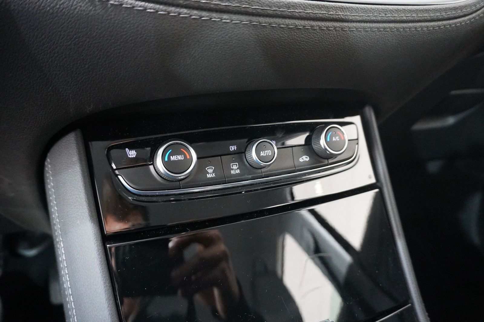 Fahrzeugabbildung Opel Grandland (X) 1.6T HYBRID NAVI/KAMERA/SH/SPORT