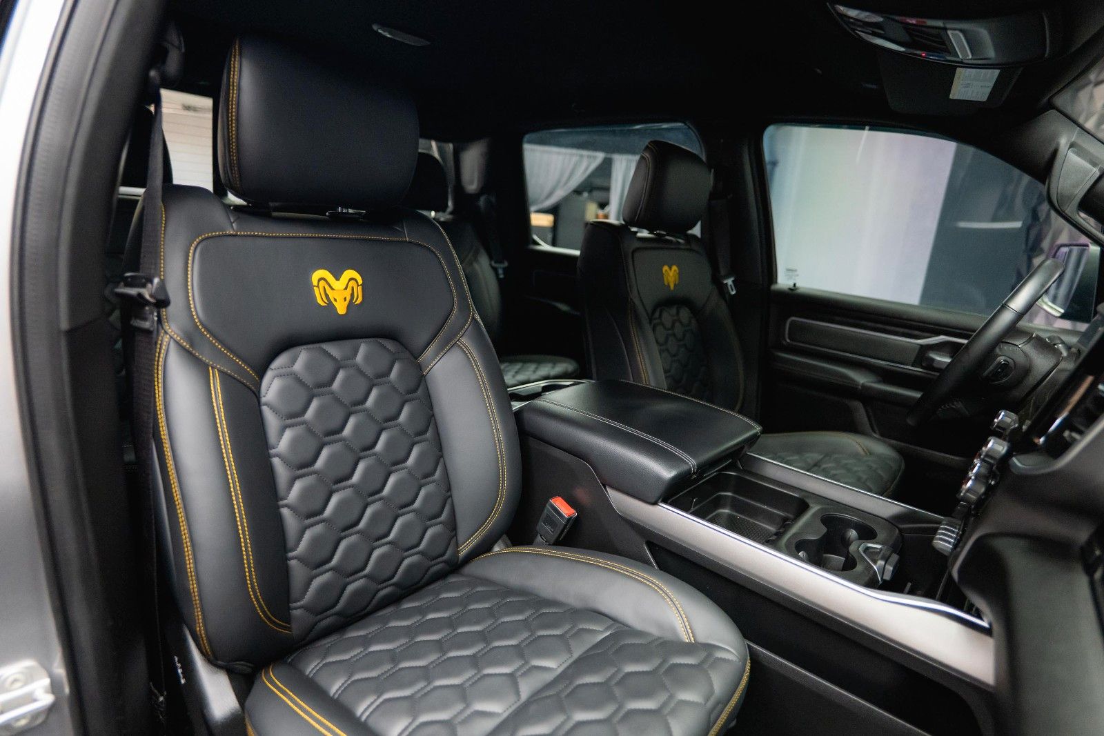 Fahrzeugabbildung Dodge RAM 5.7 V8 HEMI 4x4 OFFROAD LONGBED Seilwinde 5T