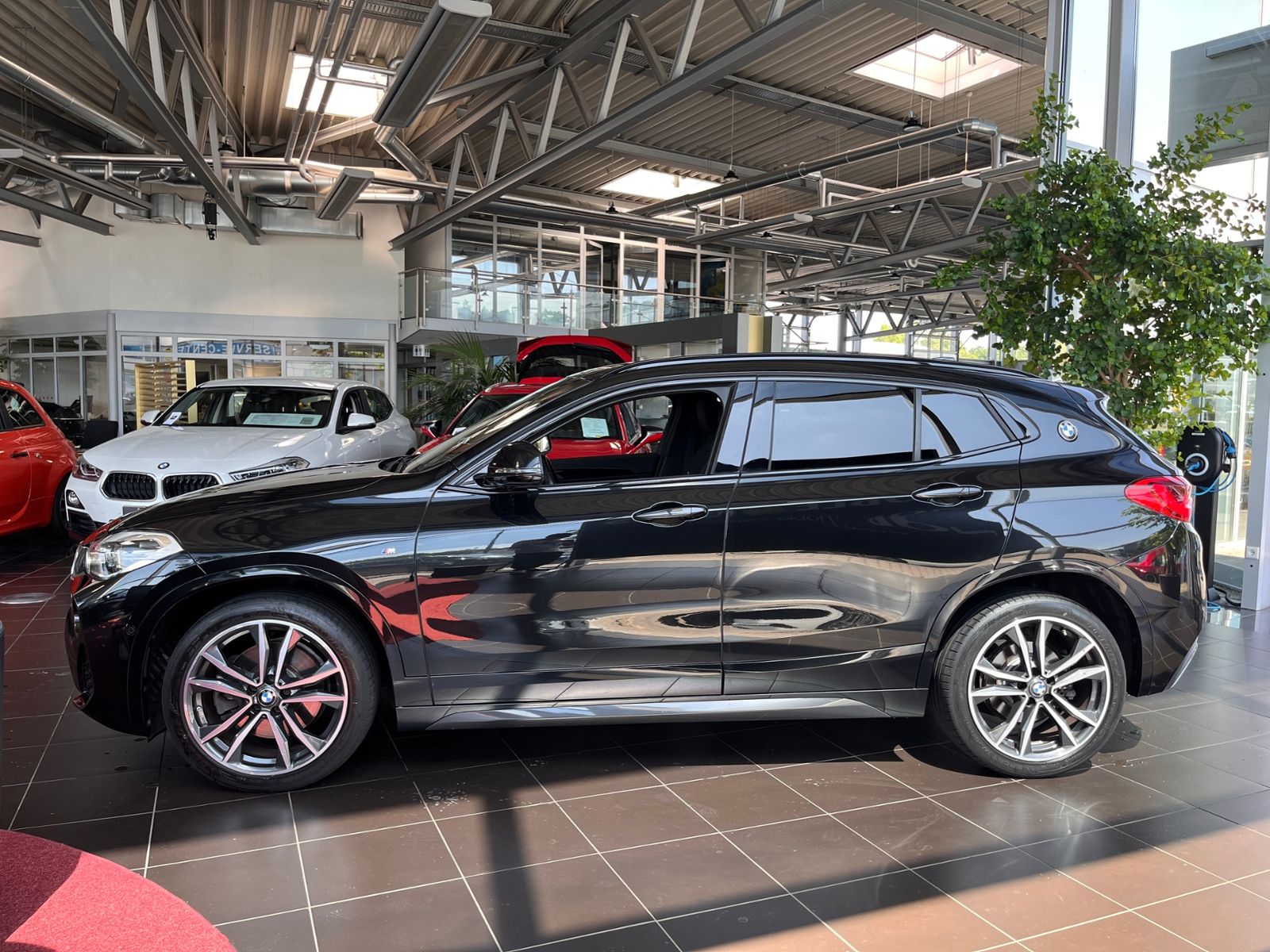 Fahrzeugabbildung BMW X2 sDrive 20 i M Sport Shadow LED NAV SHZ RFK