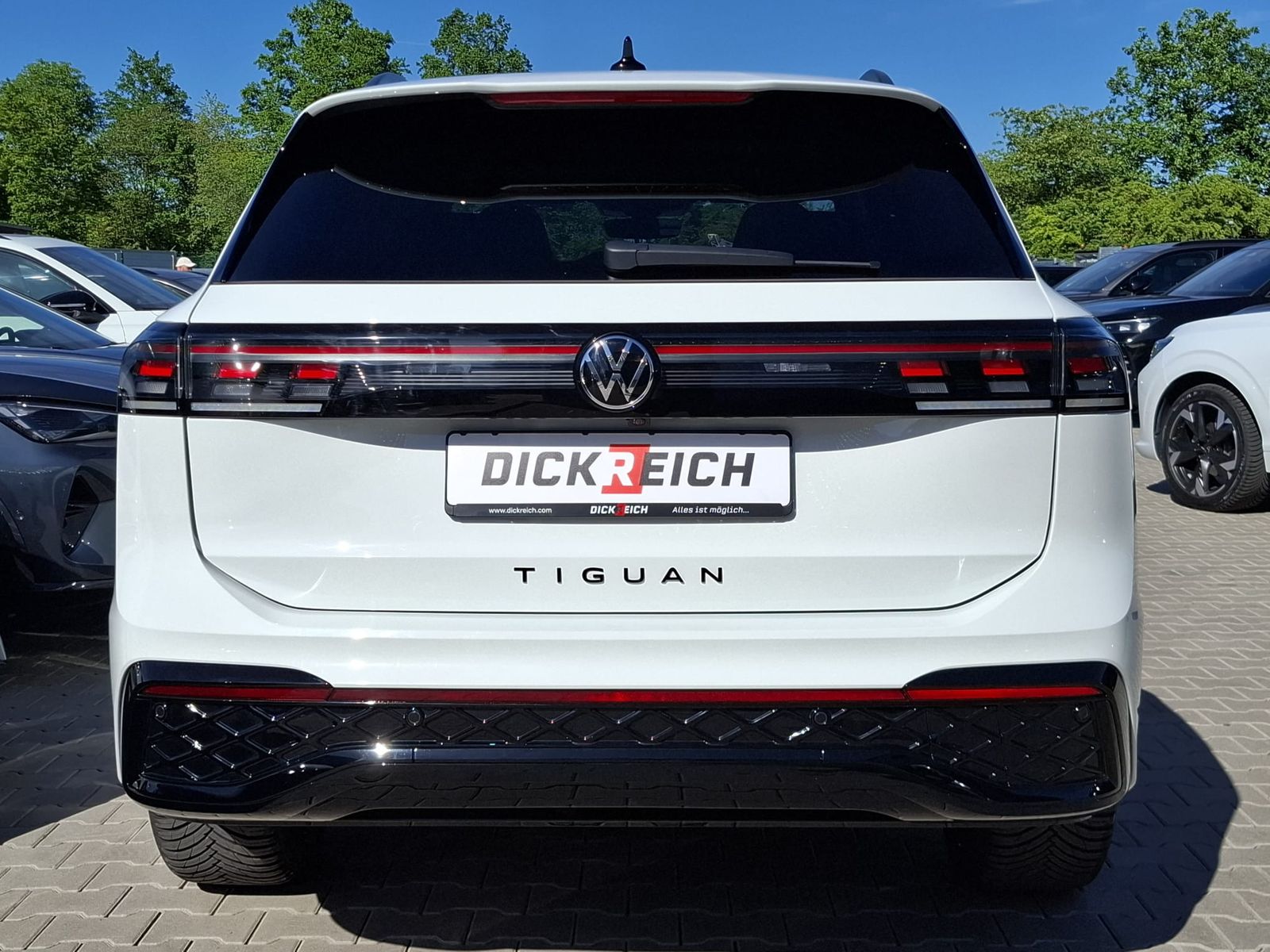 Fahrzeugabbildung Volkswagen Tiguan 2.0 TDI 4M R-Line BLACK*PAN*HK*AHK*MATRIX
